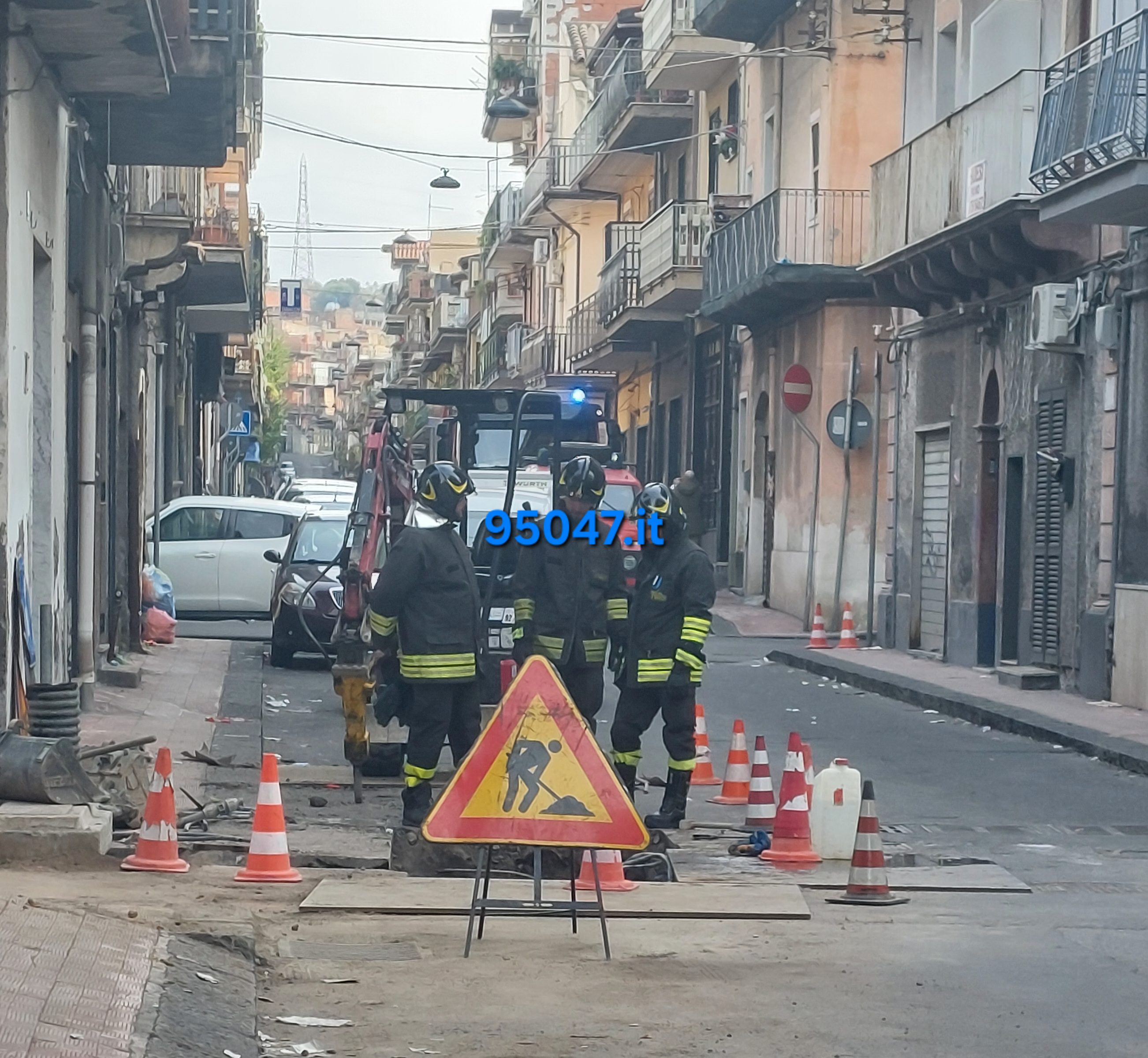 PATERNÒ, FUGA DI GAS IN VIA FIUME: VIGILI DEL FUOCO SUL POSTO CHIUSA STRADA