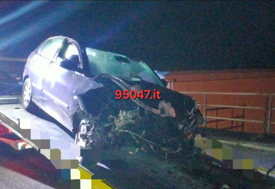 PATERNÒ GRAVE. INCIDENTE AL CORSO ITALIA: TRE FERITI, ALL’AUTO SI STACCA IL MOTORE