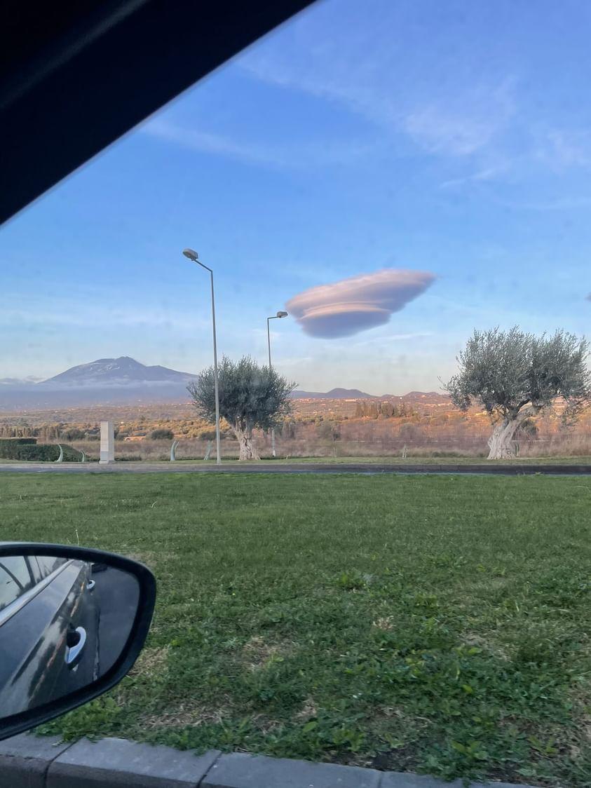 SPETTACOLO NEI CIELI DEL NOSTRO COMPRENSORIO CON SPLENDIDA NUBE LENTICOLARE