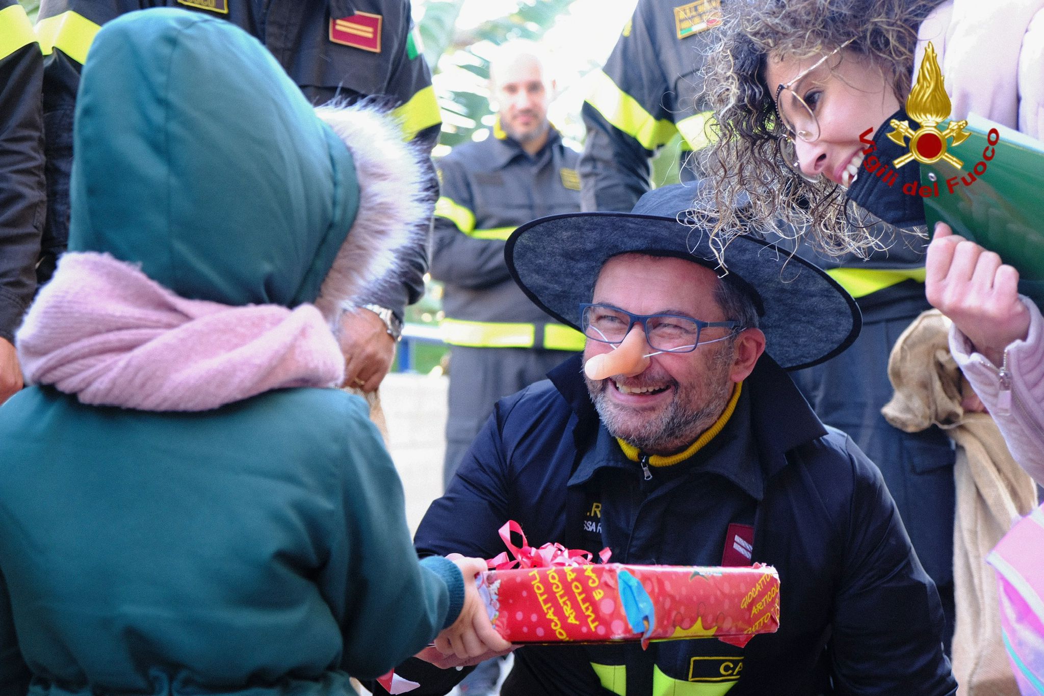 BEFANA DEI VIGILI DI FUOCO DI CATANIA ARRIVA IN DUE OSPEDALI