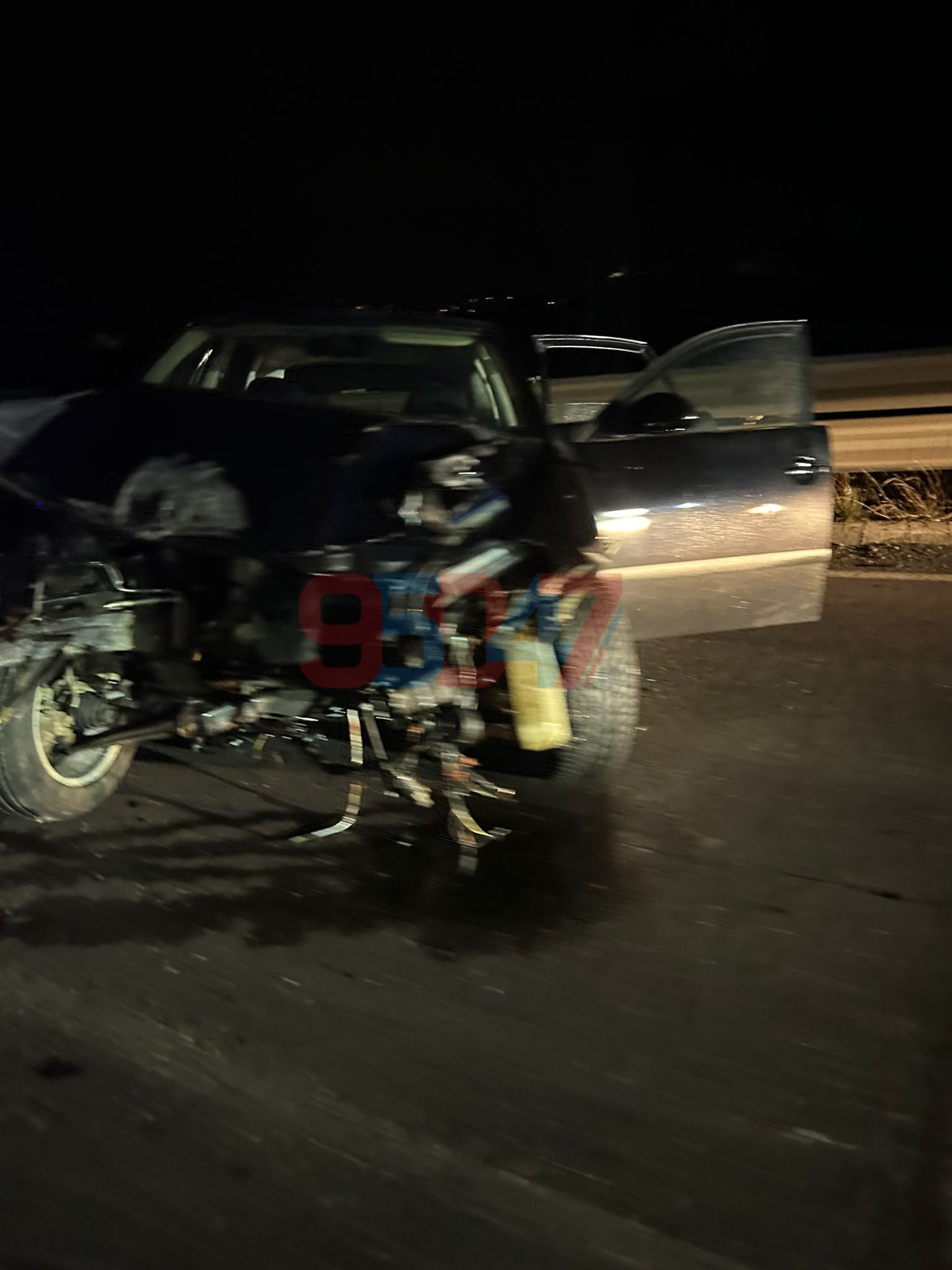 PATERNÒ GRAVE. INCIDENTE AL CORSO ITALIA: TRE FERITI, ALL’AUTO SI STACCA IL MOTORE