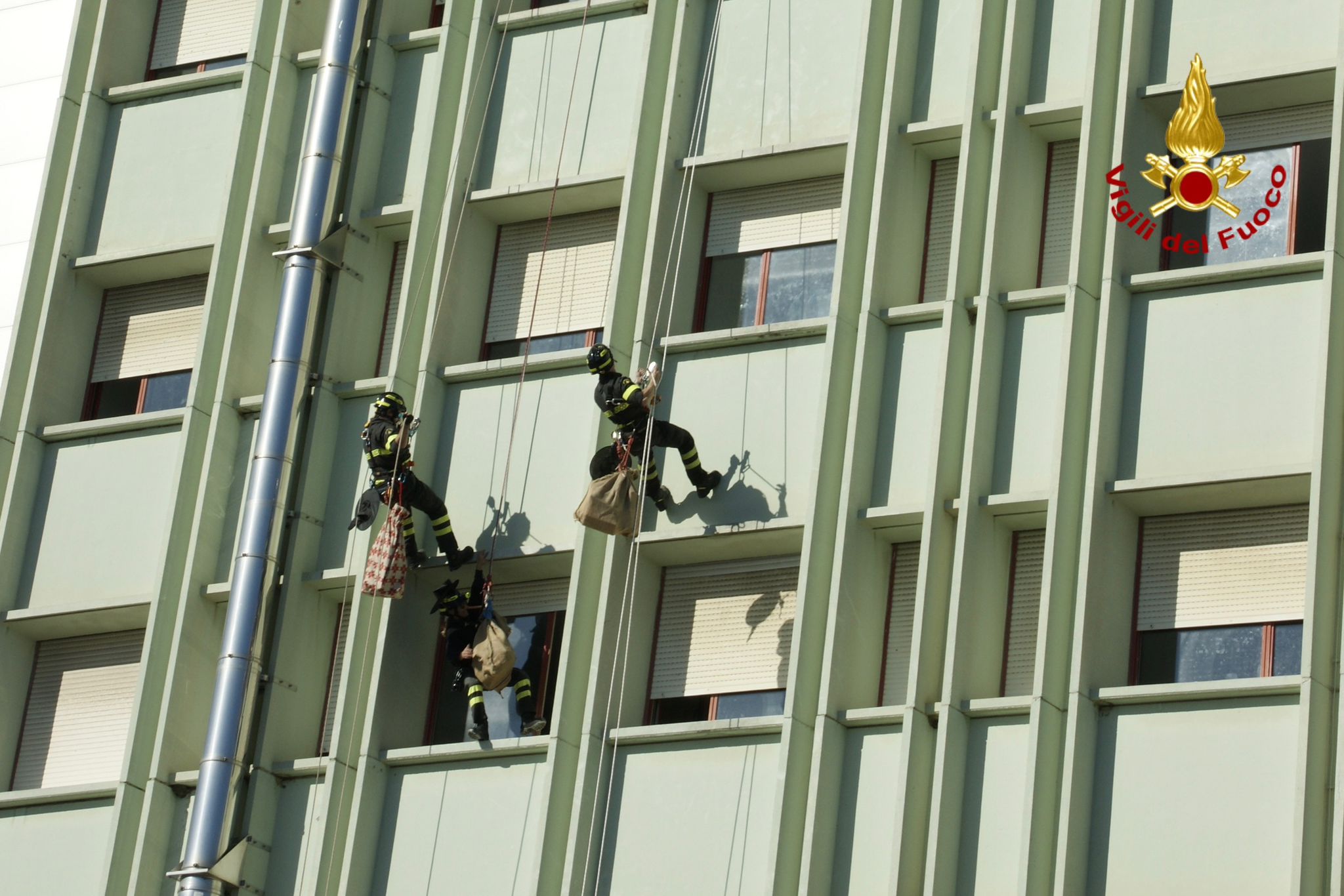 BEFANA DEI VIGILI DI FUOCO DI CATANIA ARRIVA IN DUE OSPEDALI