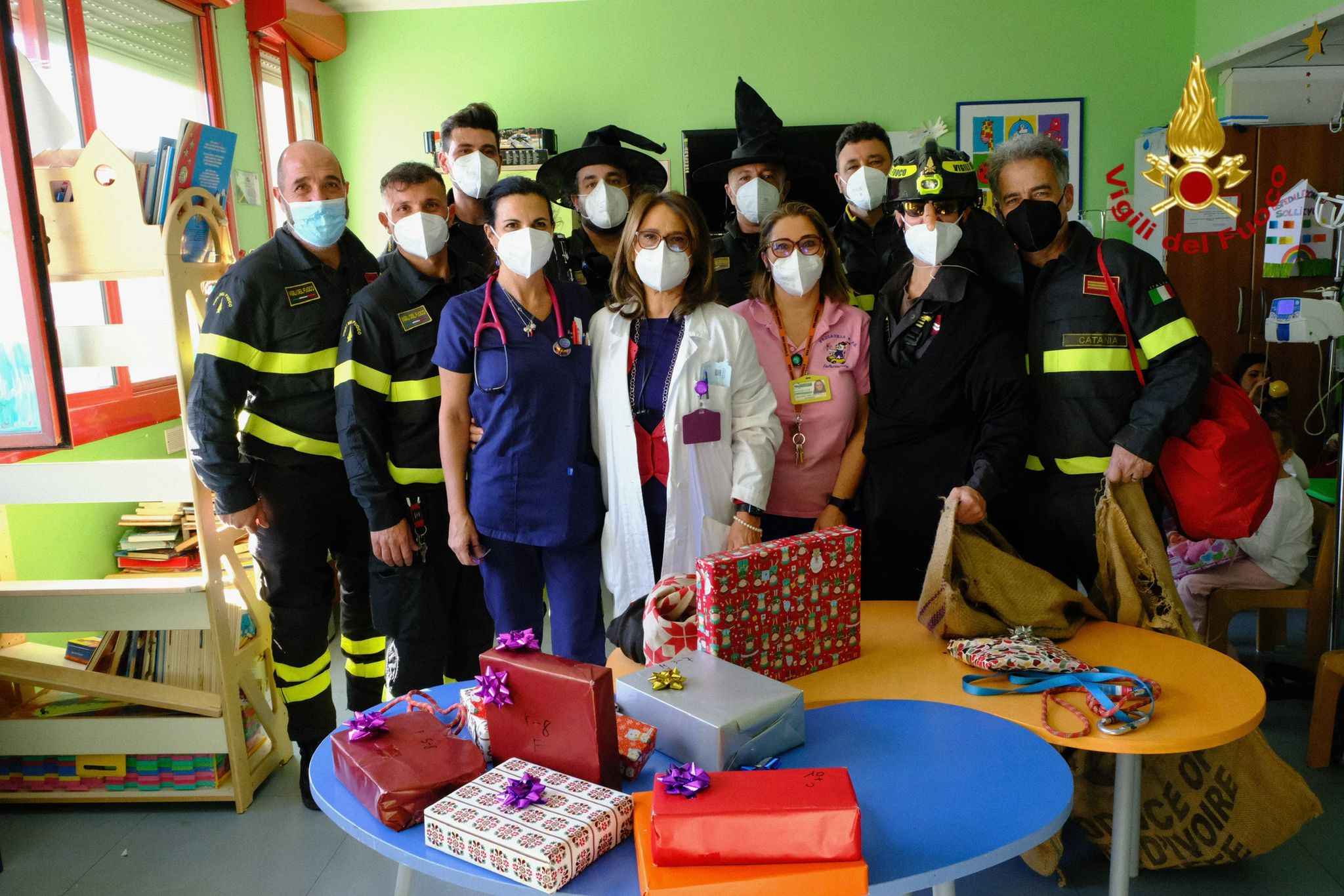 BEFANA DEI VIGILI DI FUOCO DI CATANIA ARRIVA IN DUE OSPEDALI