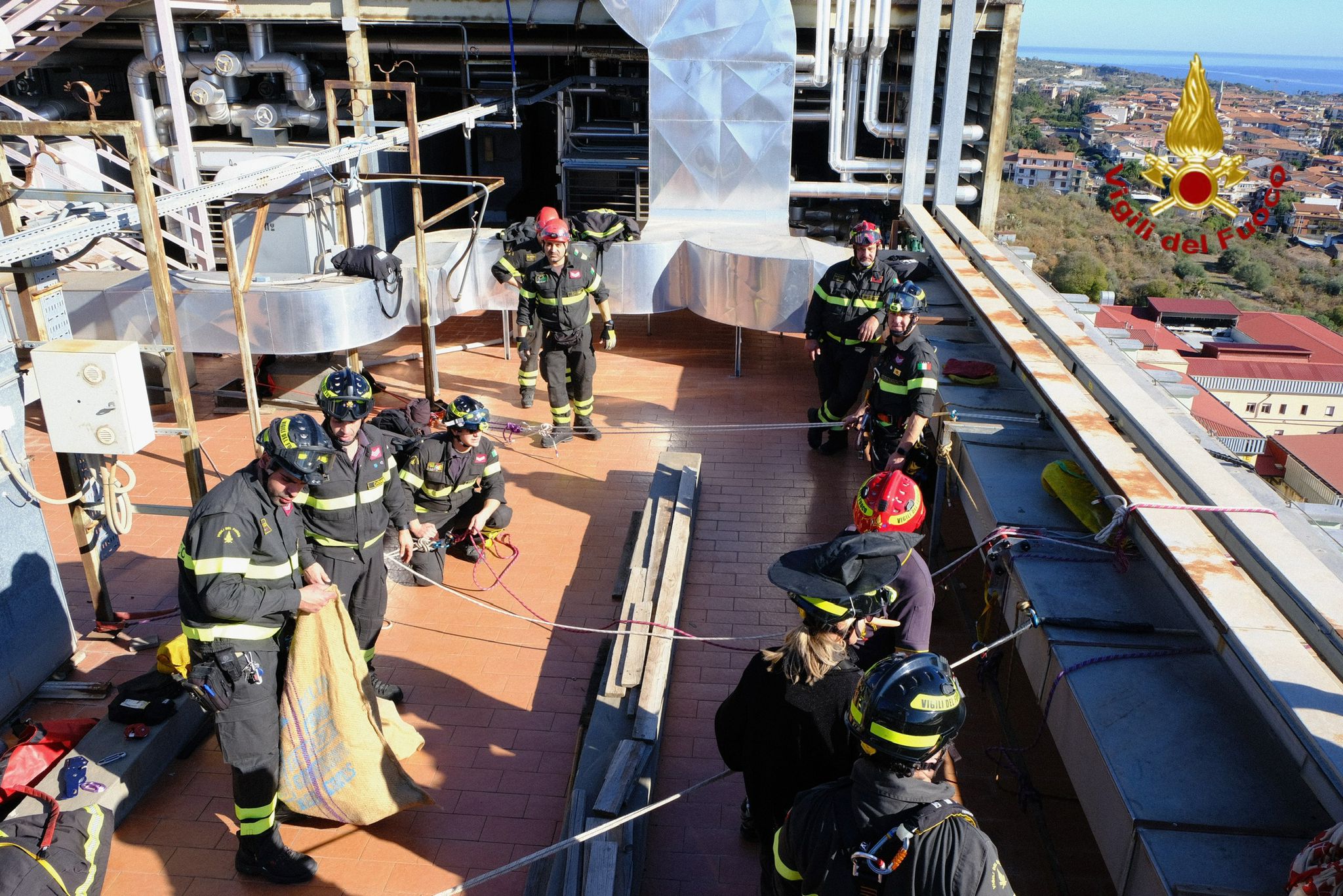 BEFANA DEI VIGILI DI FUOCO DI CATANIA ARRIVA IN DUE OSPEDALI