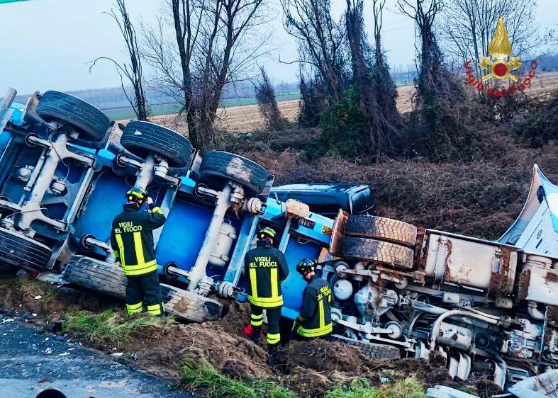 PORDENONE. SCONTRO TRA UN' AMBULANZA, UN TIR E UN'AUTO, 3 MORTI E 4 FERITI