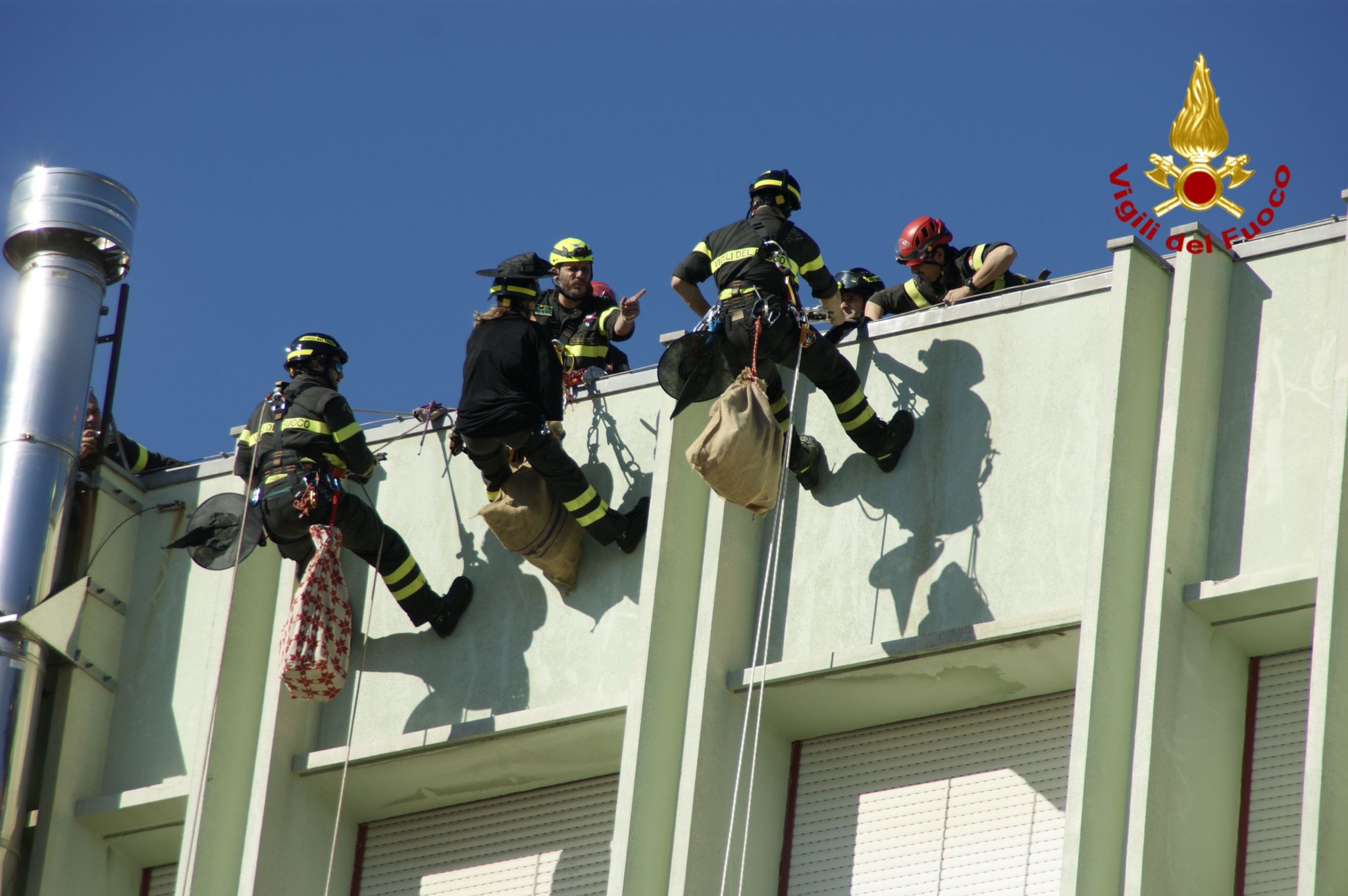 BEFANA DEI VIGILI DI FUOCO DI CATANIA ARRIVA IN DUE OSPEDALI