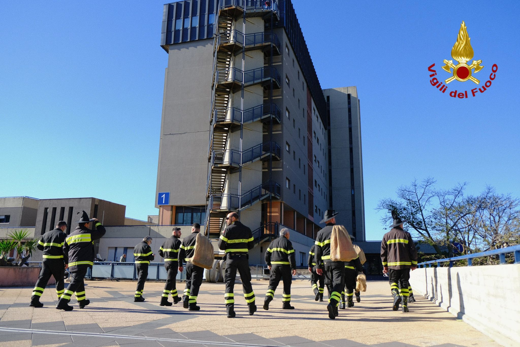 BEFANA DEI VIGILI DI FUOCO DI CATANIA ARRIVA IN DUE OSPEDALI