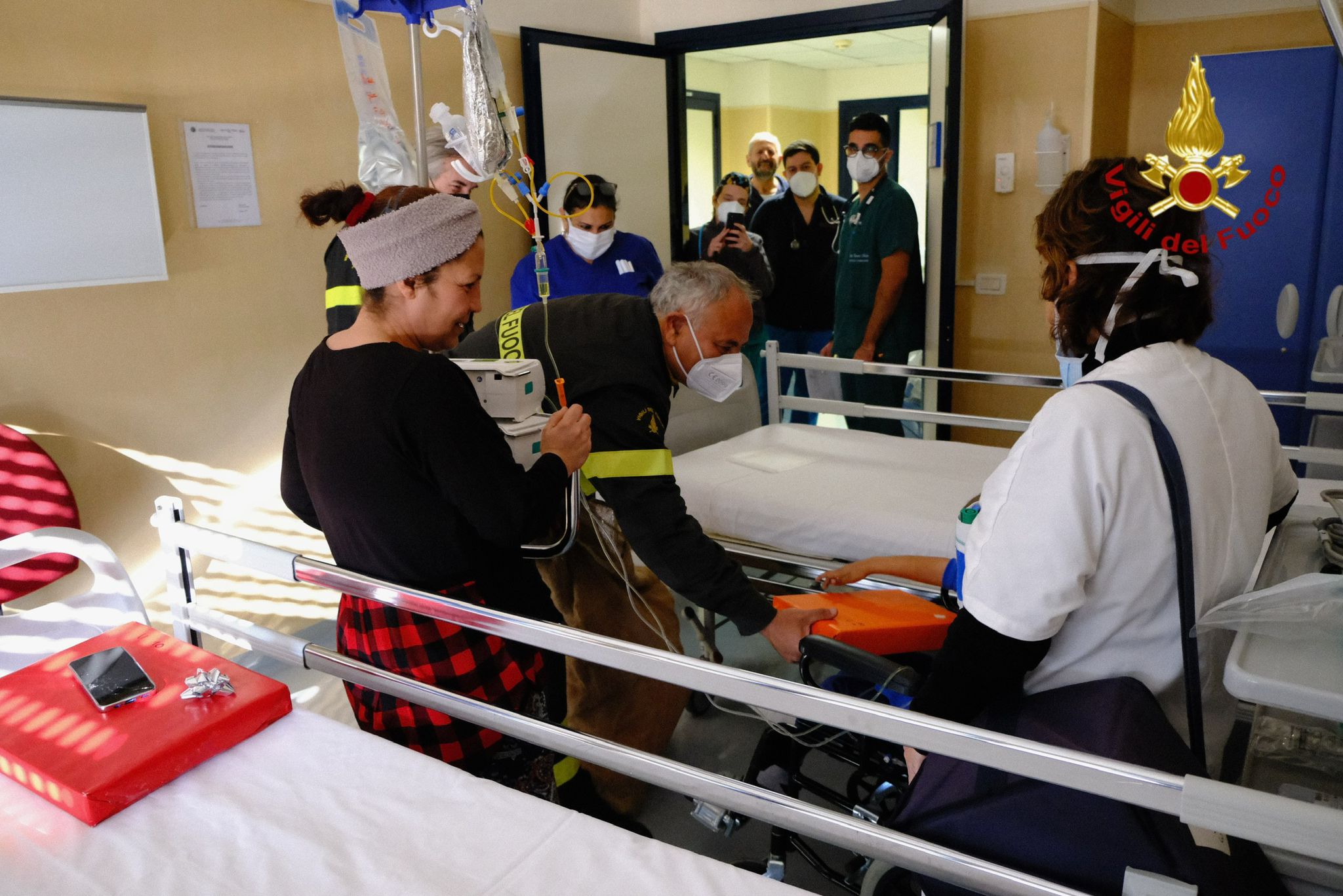 BEFANA DEI VIGILI DI FUOCO DI CATANIA ARRIVA IN DUE OSPEDALI