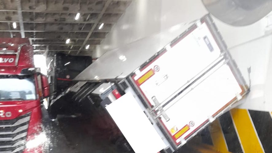 IL MARE FORZA 8 RIBALTA CAMION SUL TRAGHETTO MESSINA-SALERNO, PROTESTA DEGLI AUTOTRASPORTATORI