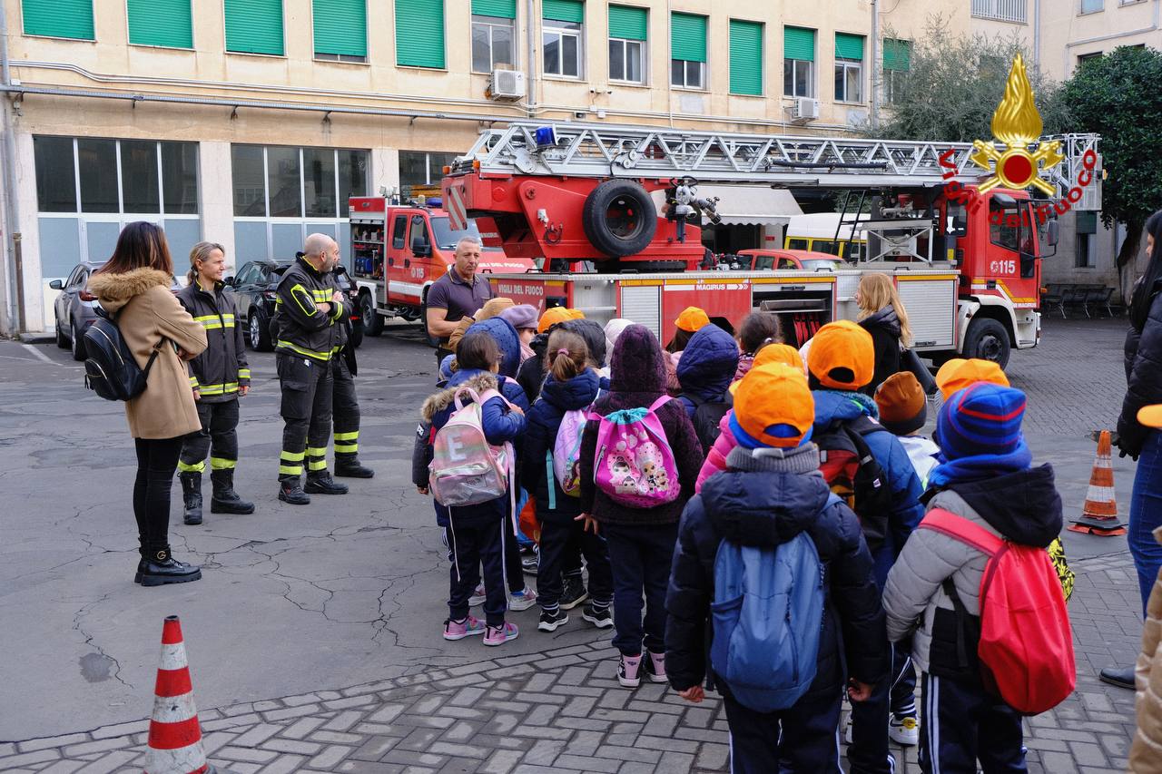 SCOLARESCA DI MISTERBIANCO IN VISITA AL COMANDO PROVINCIALE DEI VIGILI DEL FUOCO DI CATANIA