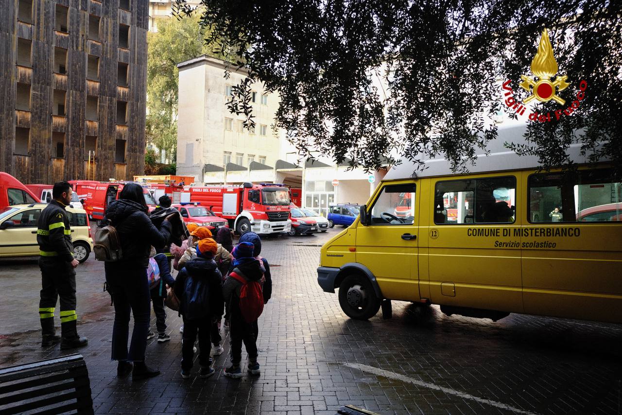SCOLARESCA DI MISTERBIANCO IN VISITA AL COMANDO PROVINCIALE DEI VIGILI DEL FUOCO DI CATANIA