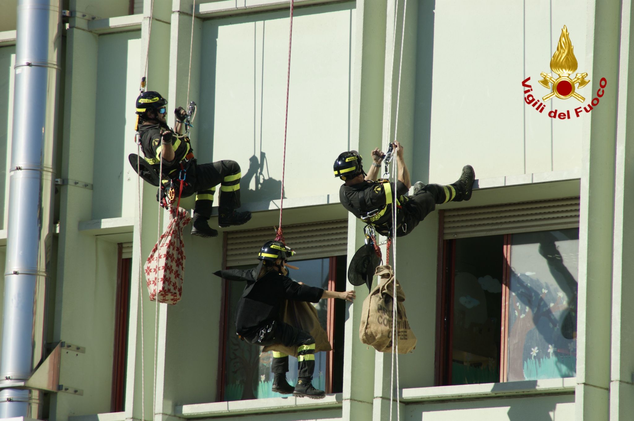 BEFANA DEI VIGILI DI FUOCO DI CATANIA ARRIVA IN DUE OSPEDALI