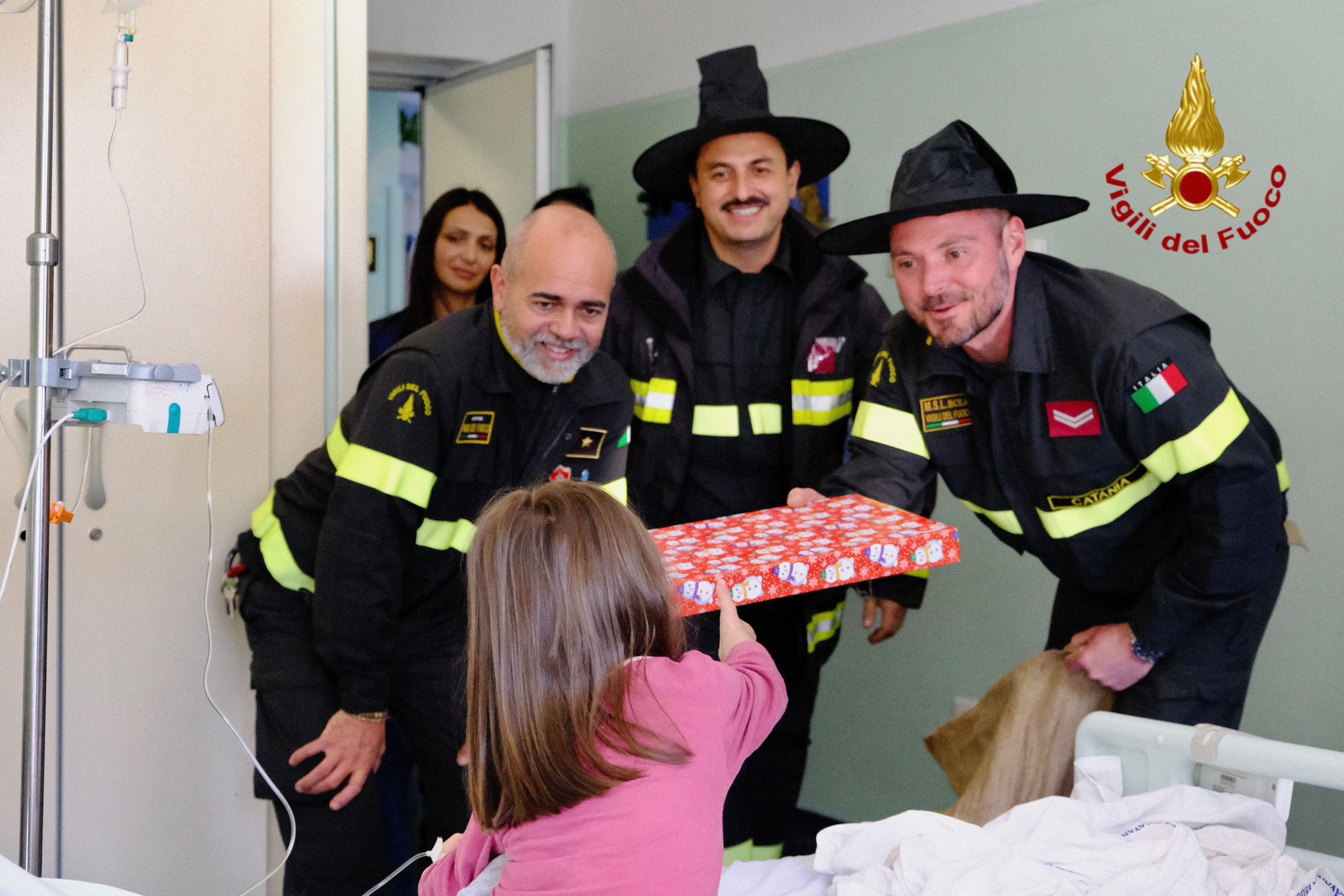 BEFANA DEI VIGILI DI FUOCO DI CATANIA ARRIVA IN DUE OSPEDALI
