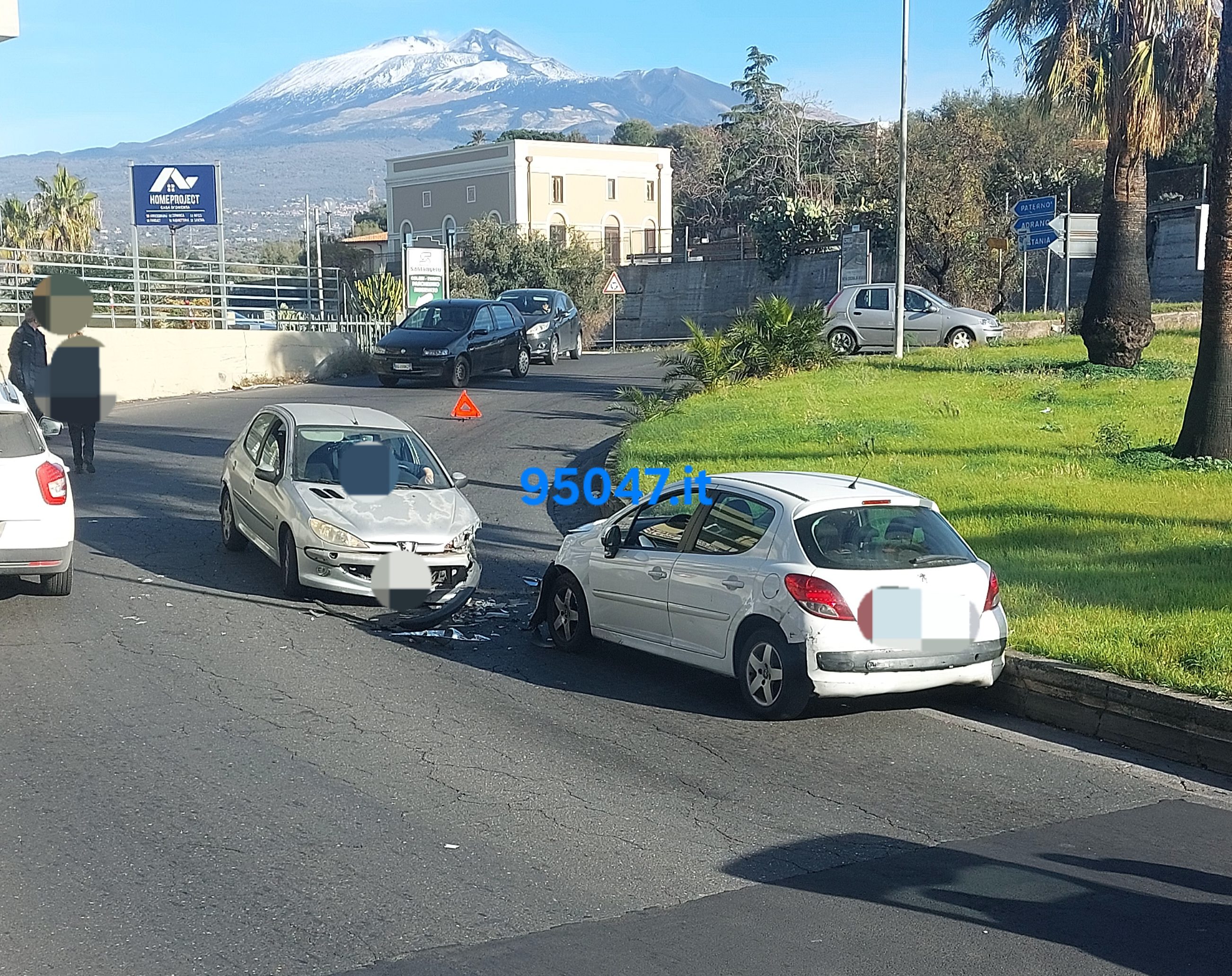 PRIMO INCIDENTE DEL 2024 A PATERNÒ: SCONTRO TRA DUE AUTO AL "PALAZZO DI FERRO"