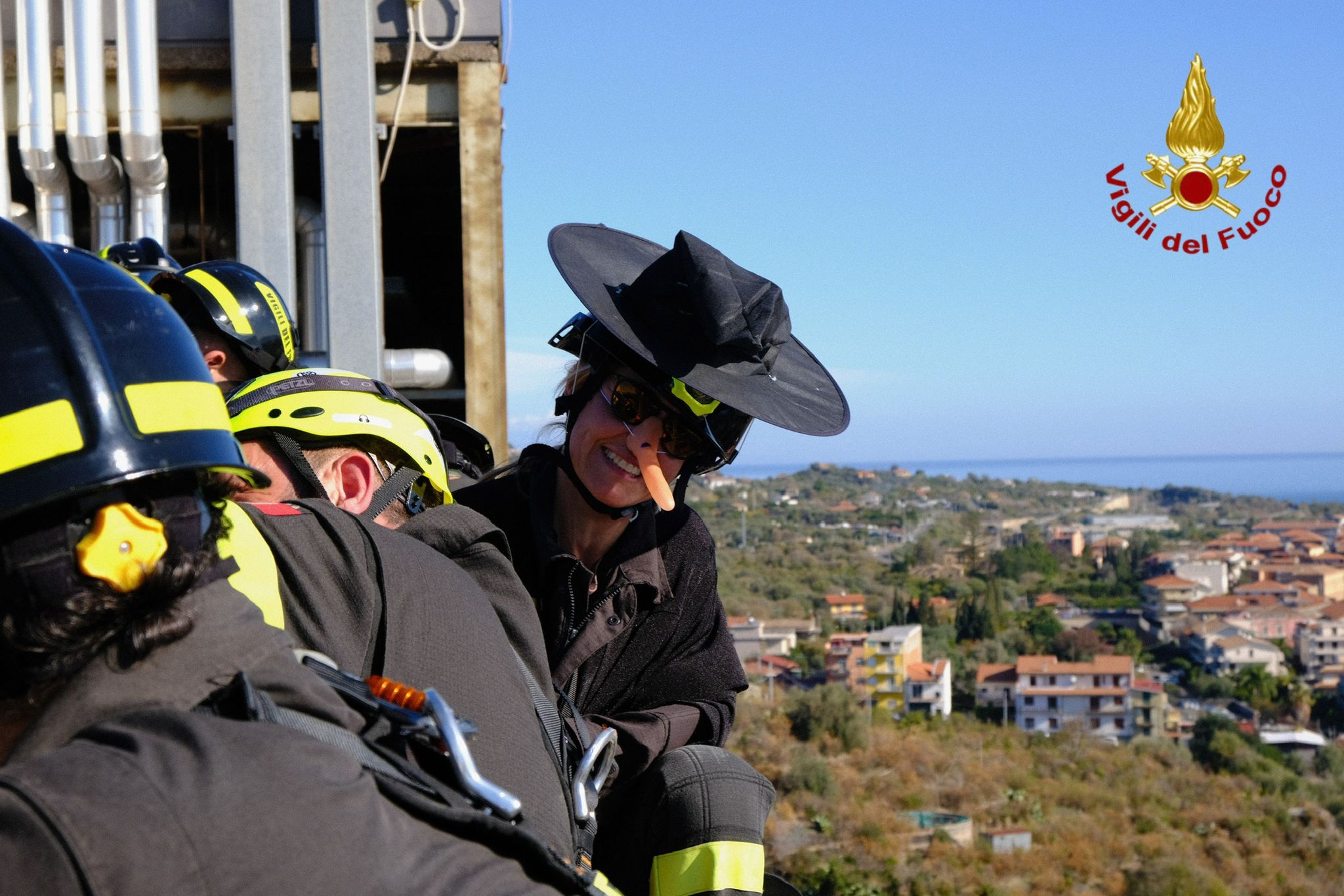 BEFANA DEI VIGILI DI FUOCO DI CATANIA ARRIVA IN DUE OSPEDALI