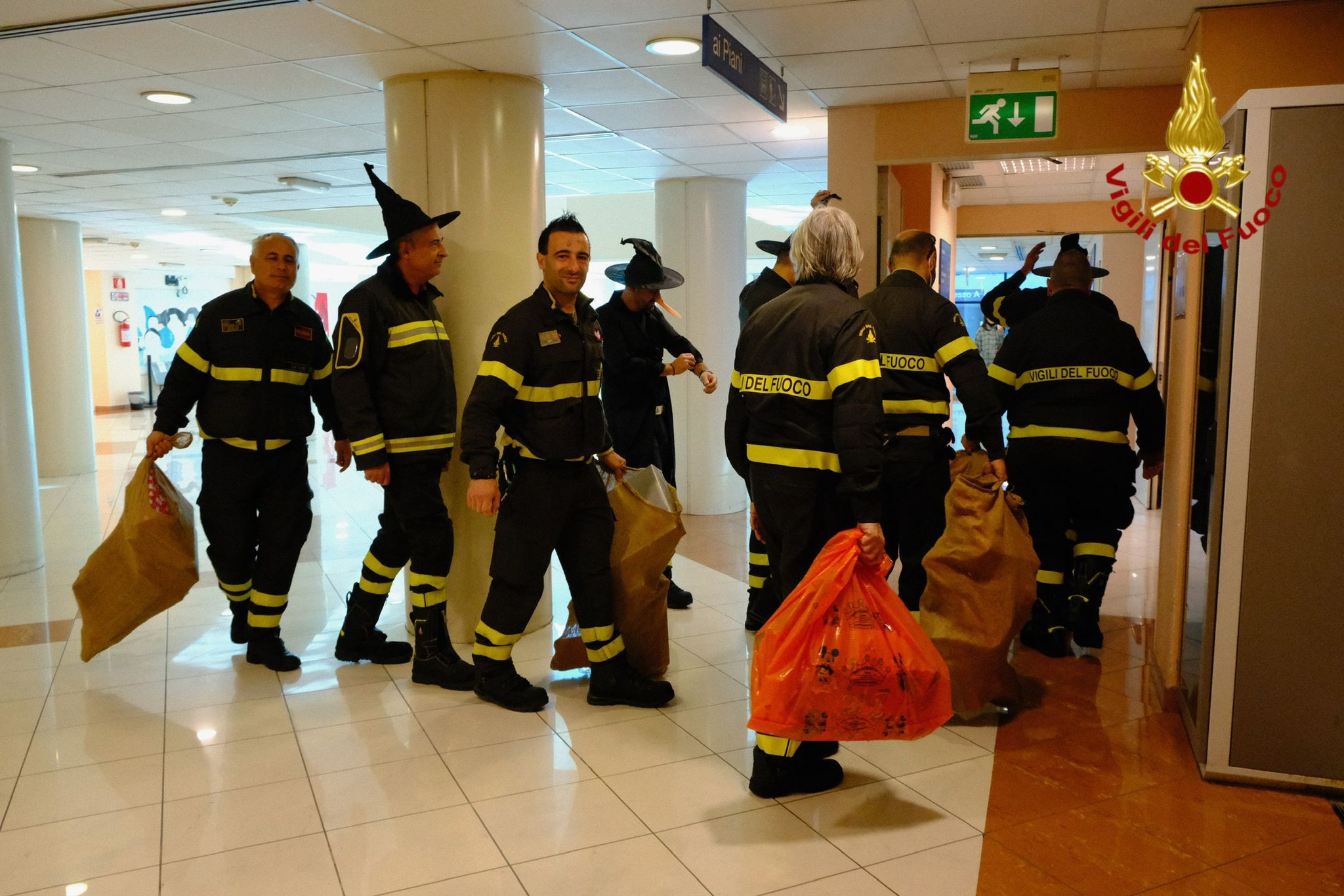 BEFANA DEI VIGILI DI FUOCO DI CATANIA ARRIVA IN DUE OSPEDALI