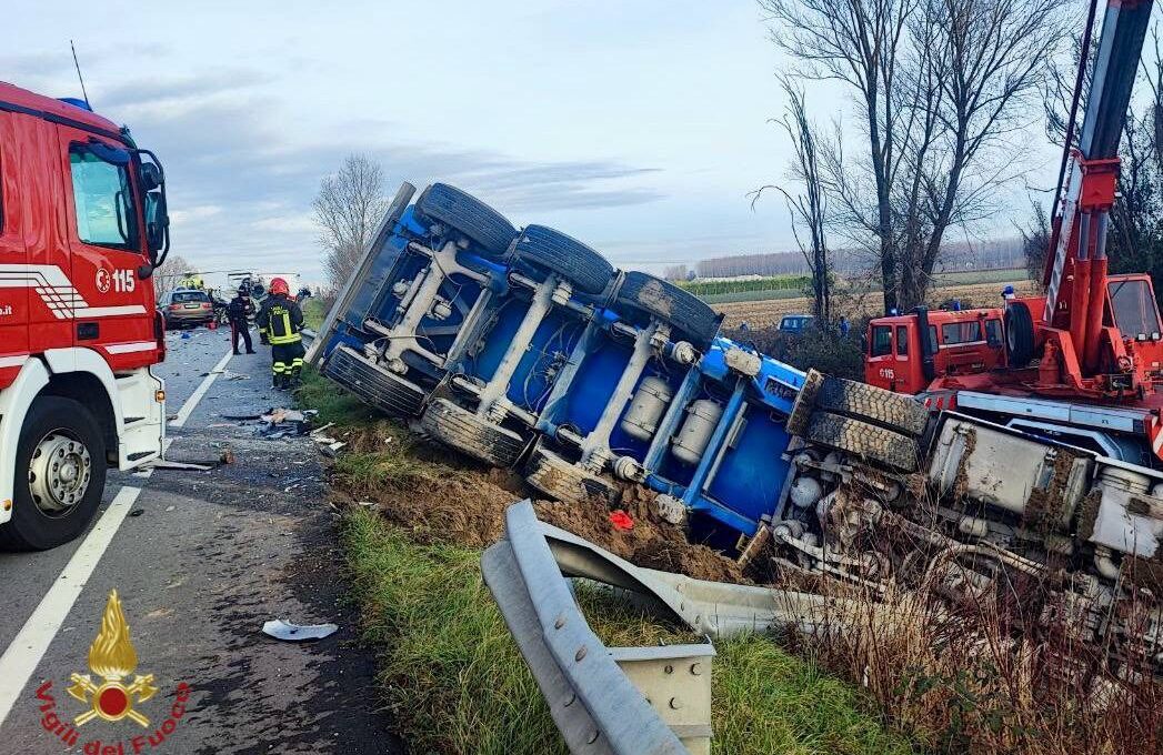PORDENONE. SCONTRO TRA UN' AMBULANZA, UN TIR E UN'AUTO, 3 MORTI E 4 FERITI