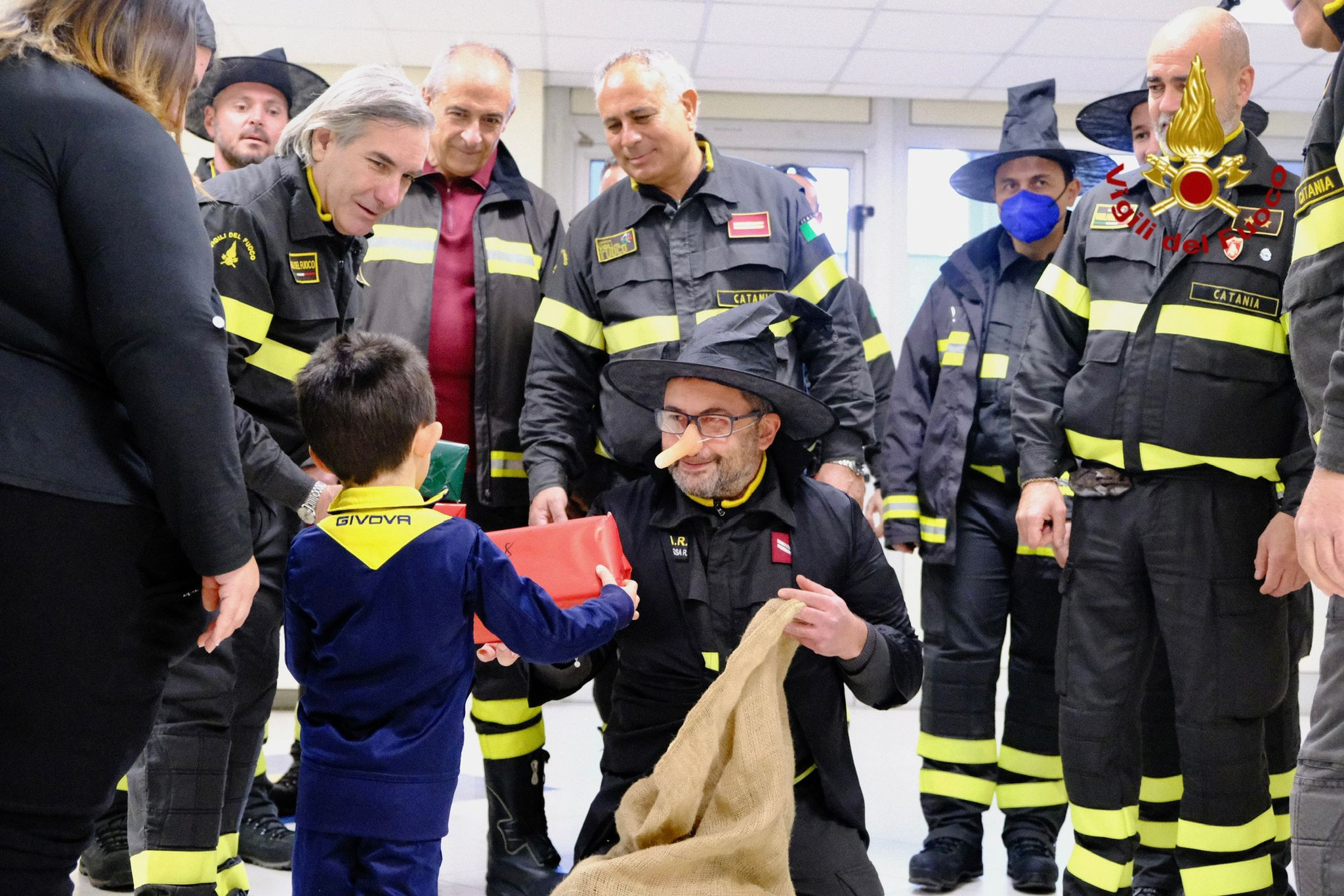 BEFANA DEI VIGILI DI FUOCO DI CATANIA ARRIVA IN DUE OSPEDALI