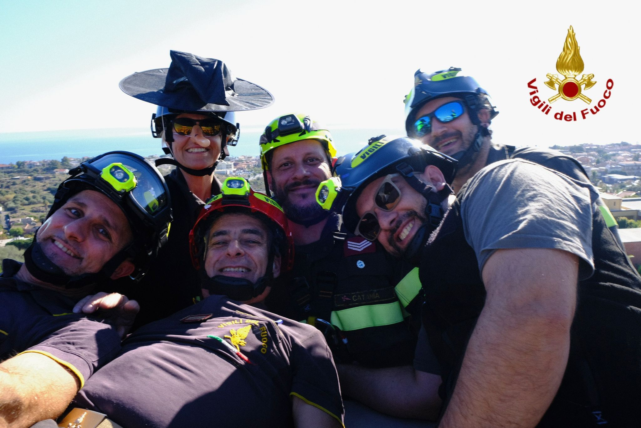 BEFANA DEI VIGILI DI FUOCO DI CATANIA ARRIVA IN DUE OSPEDALI