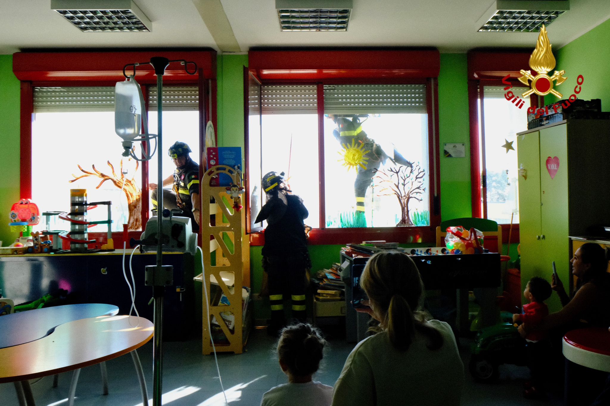 BEFANA DEI VIGILI DI FUOCO DI CATANIA ARRIVA IN DUE OSPEDALI