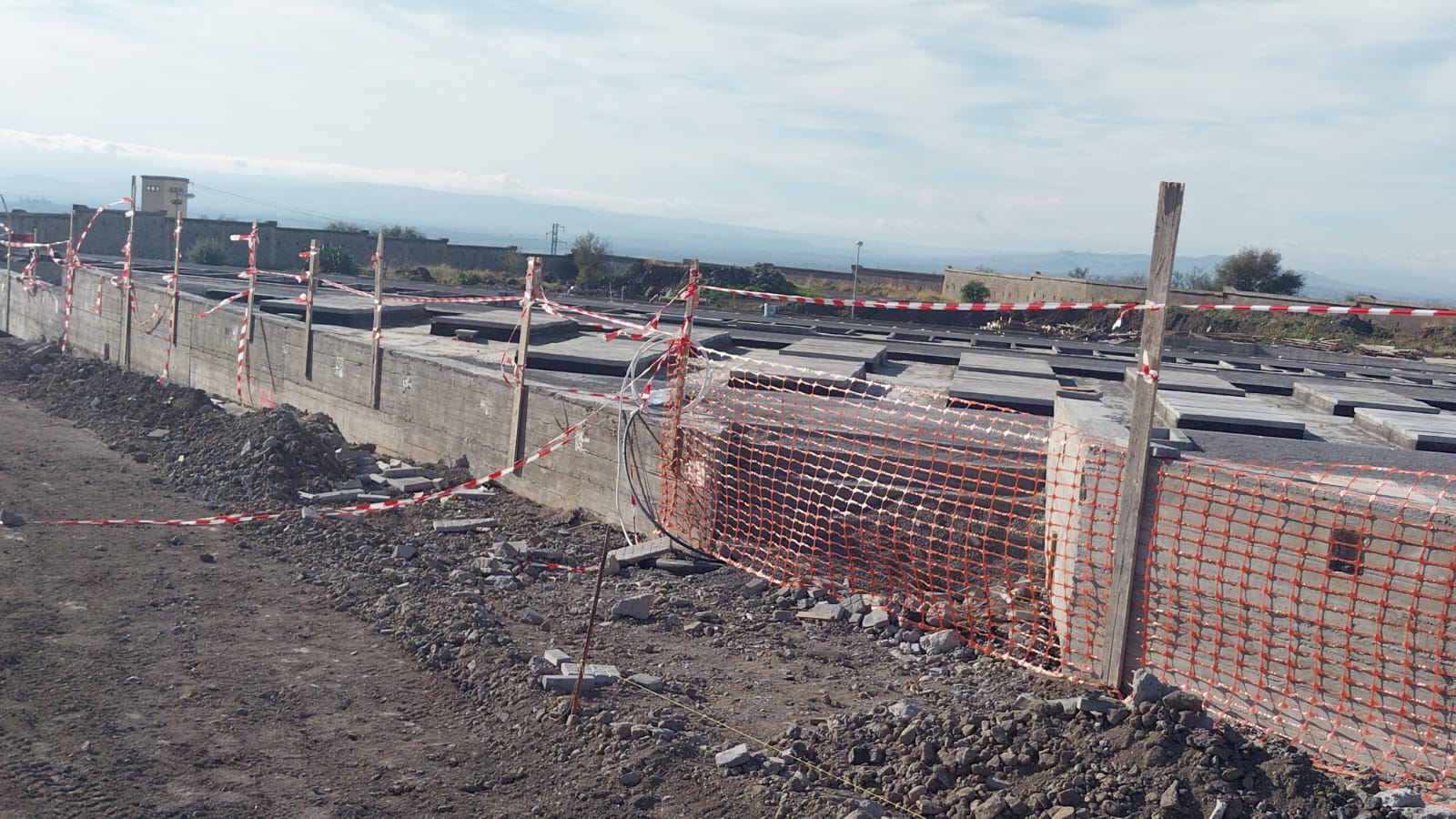 LAVORI AL CIMITERO DI PATERNÒ: PD ACCUSA L'AMMINISTRAZIONE DI INEFFICIENZA