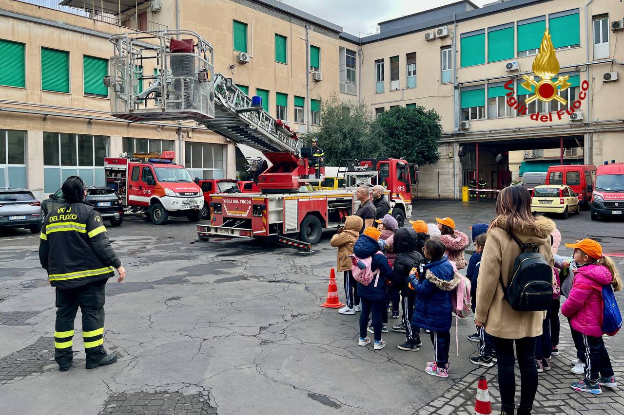 SCOLARESCA DI MISTERBIANCO IN VISITA AL COMANDO PROVINCIALE DEI VIGILI DEL FUOCO DI CATANIA