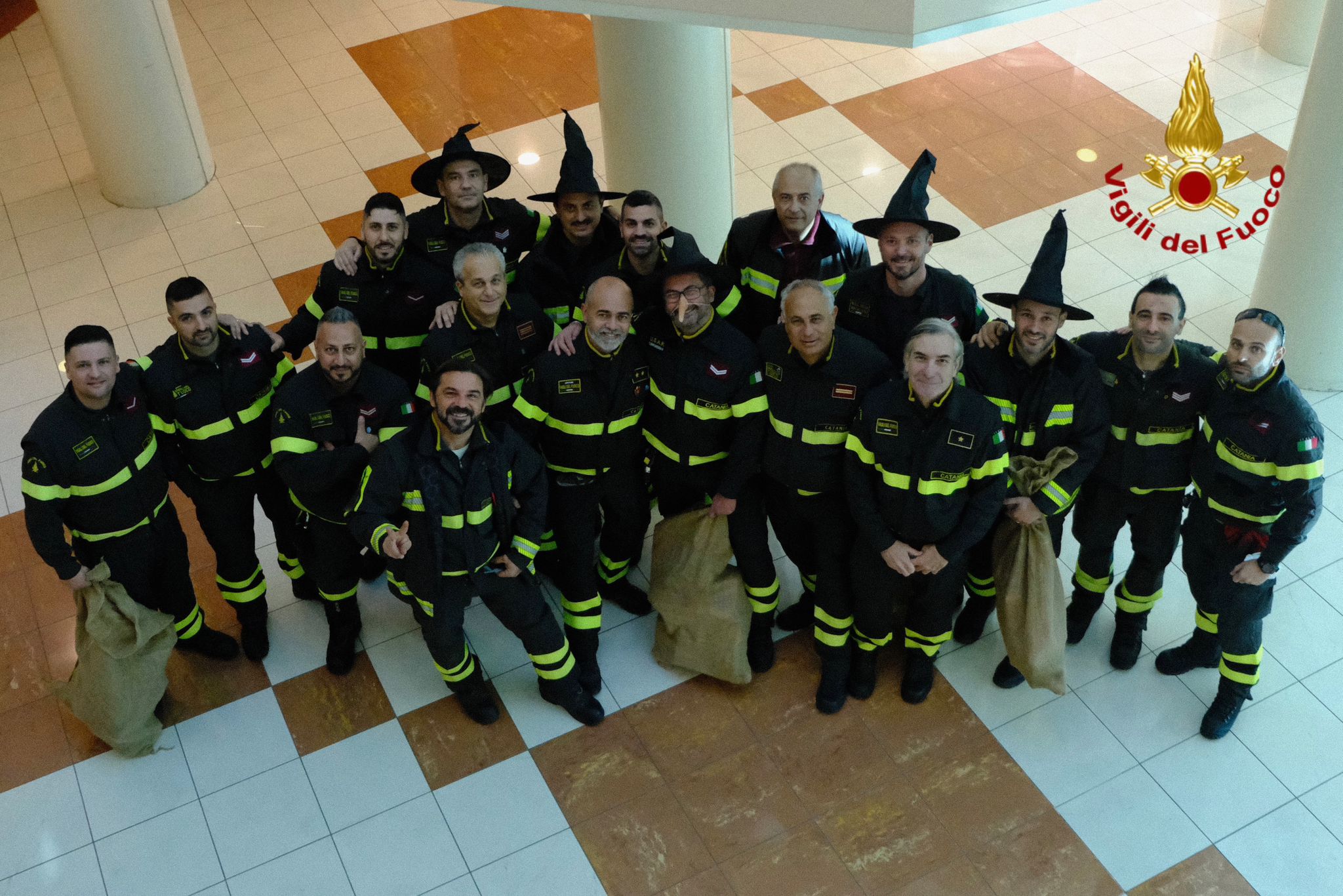 BEFANA DEI VIGILI DI FUOCO DI CATANIA ARRIVA IN DUE OSPEDALI