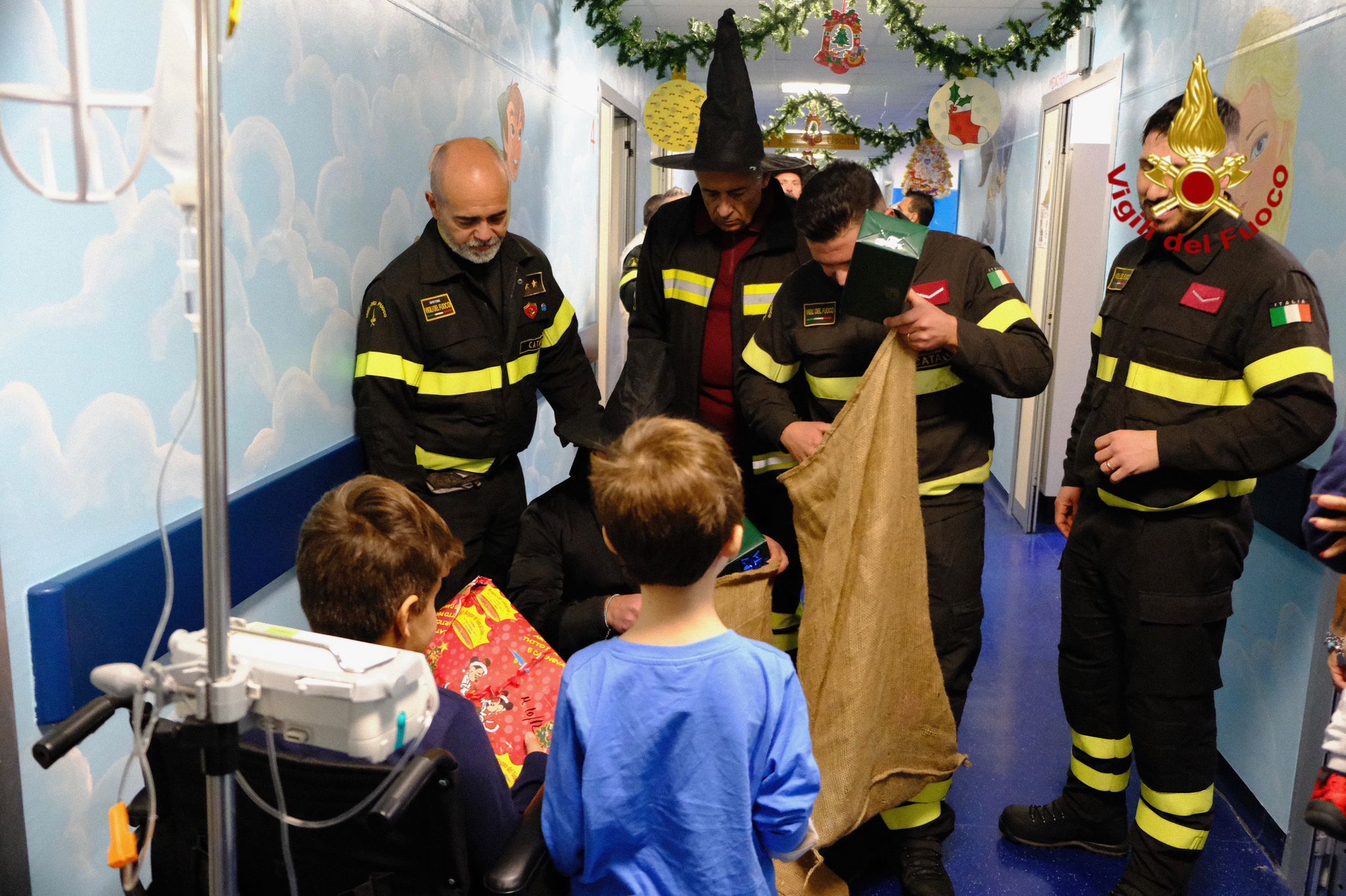 BEFANA DEI VIGILI DI FUOCO DI CATANIA ARRIVA IN DUE OSPEDALI
