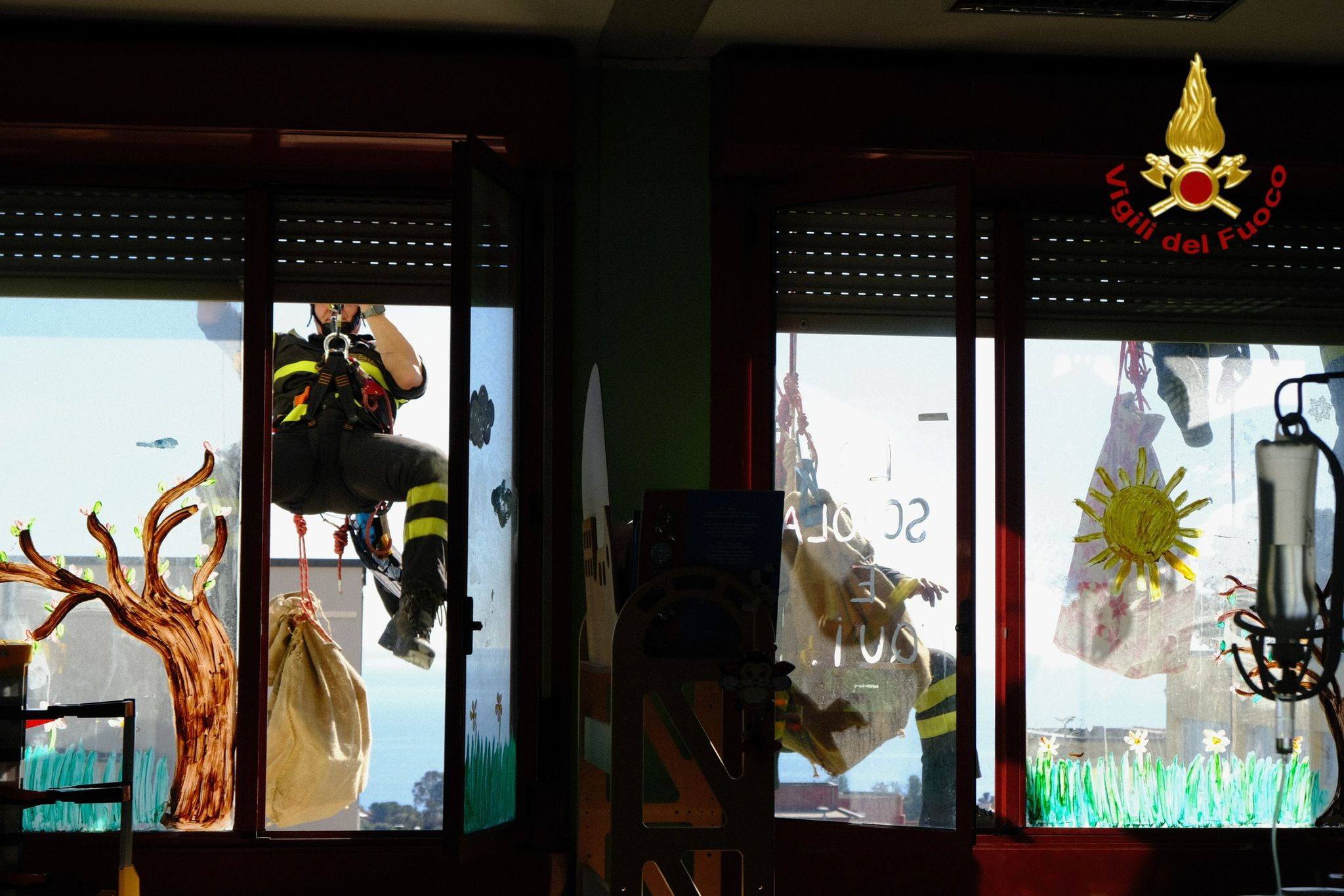 BEFANA DEI VIGILI DI FUOCO DI CATANIA ARRIVA IN DUE OSPEDALI