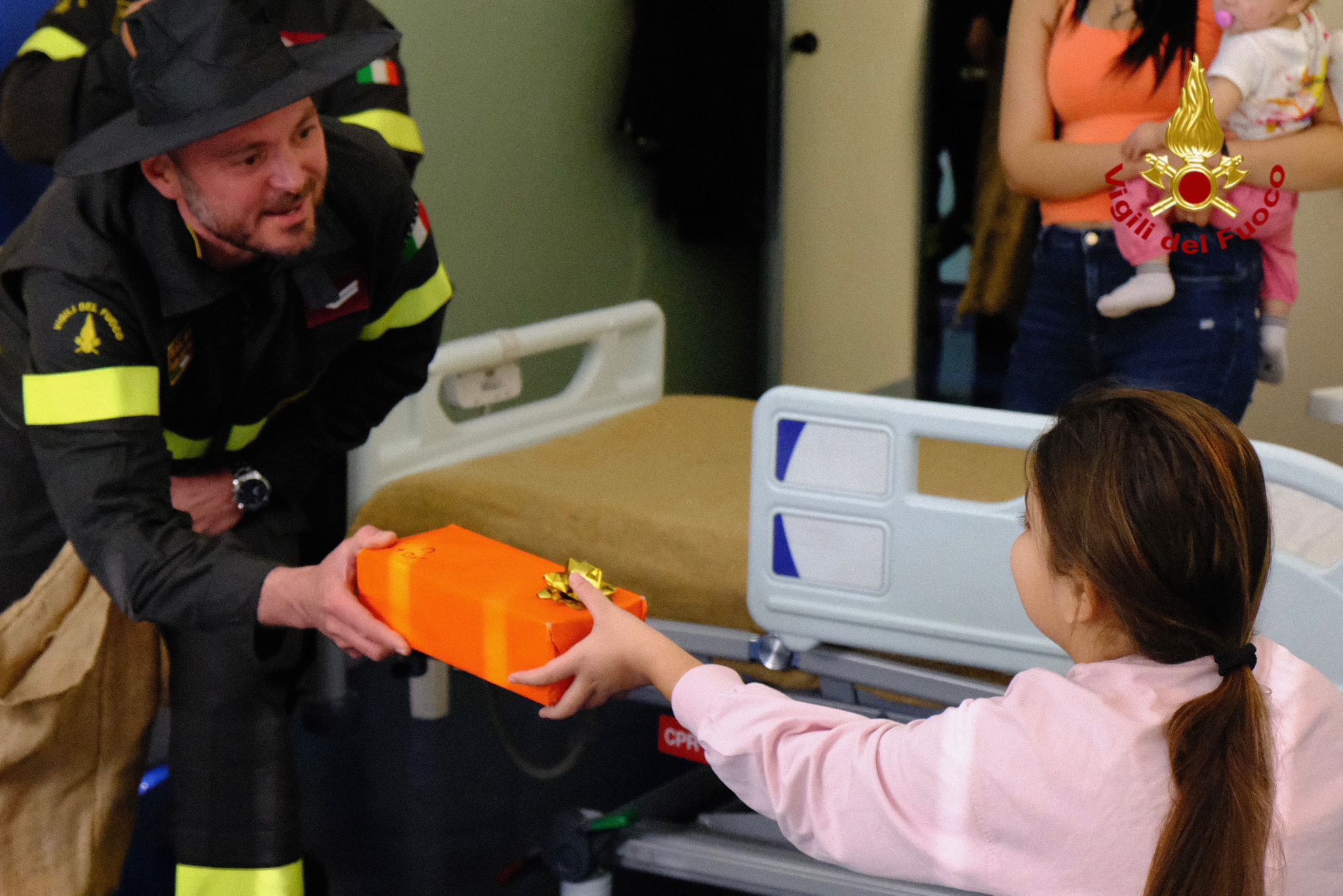 BEFANA DEI VIGILI DI FUOCO DI CATANIA ARRIVA IN DUE OSPEDALI