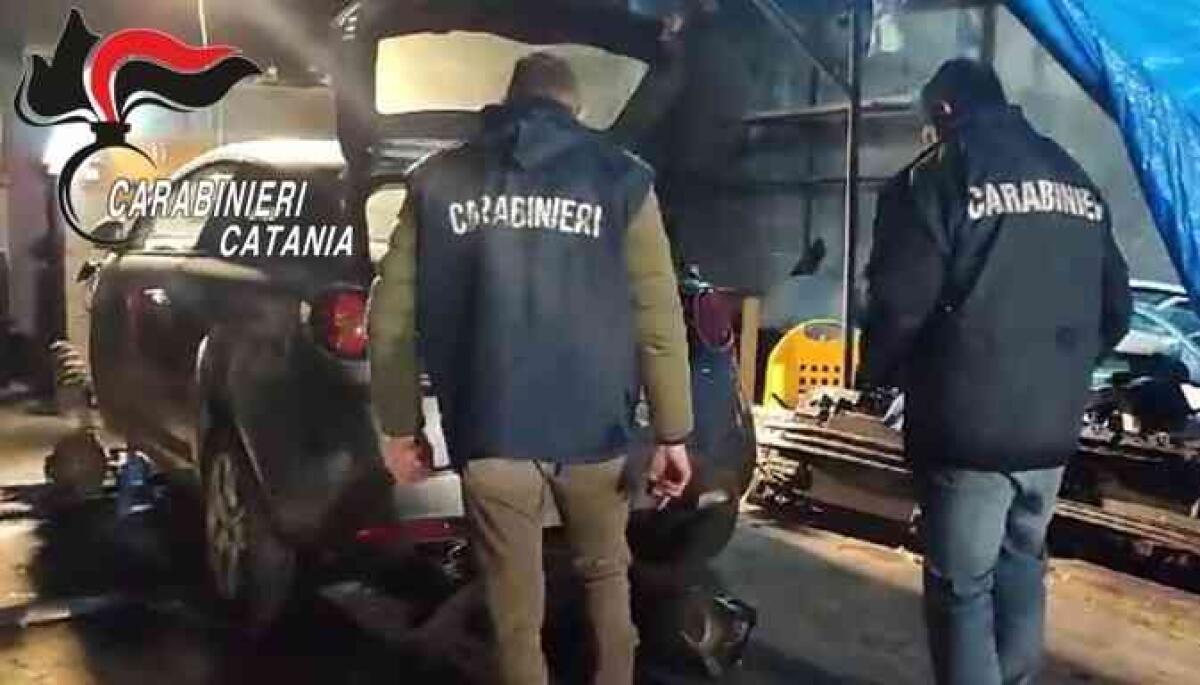 CATANIA, COSÌ LE MACCHINE RUBATE TORNAVANO A CIRCOLARE REGOLARMENTE: SCOPERTA OFFICINA PER IL RICICLAGGIO DI AUTOVETTURE - 