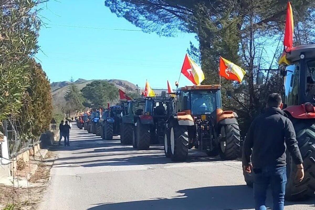 PROTESTA TRATTORI: COLONNA MEZZI SULLE MADONIE - 