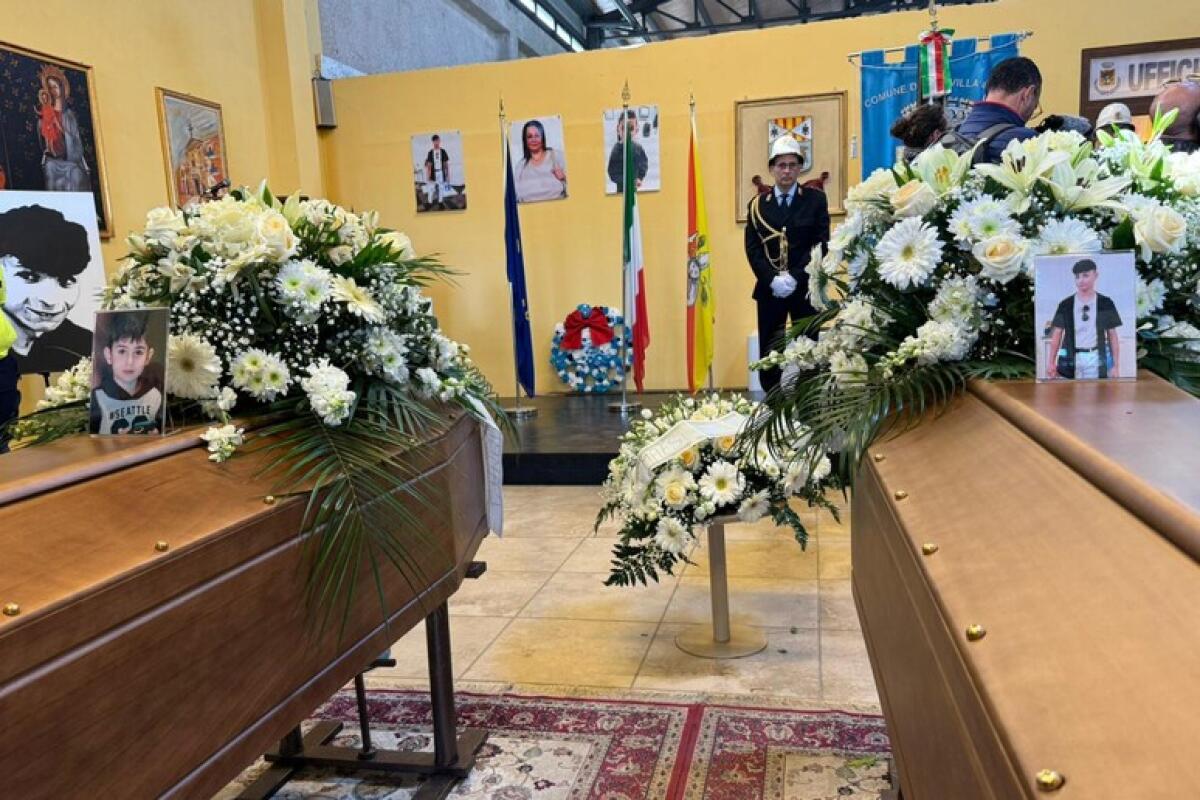 STRAGE IN FAMIGLIA, CAMERA ARDENTE IN PAESE PER I FRATELLINI , SINDACO PROCLAMA LUTTO CITTADINO - 