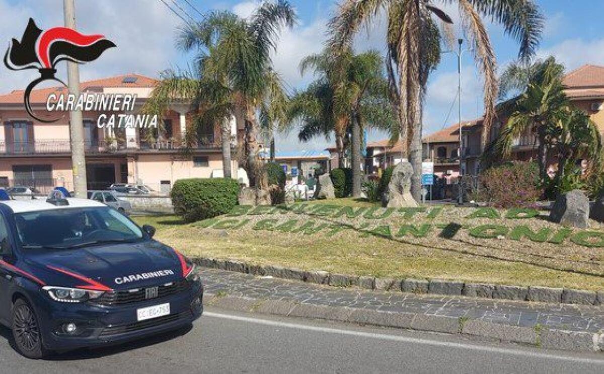 TERREMOTO AL COMUNE DI ACI SANT’ANTONIO. CORRUZIONE, TRUFFA E FALSITÀ IDEOLOGICA: INTERDETTI FUNZIONARIA DEL COMUNE E UN GEOMETRA, L’INCHIESTA COINVOLGE 42 INDAGATI - 