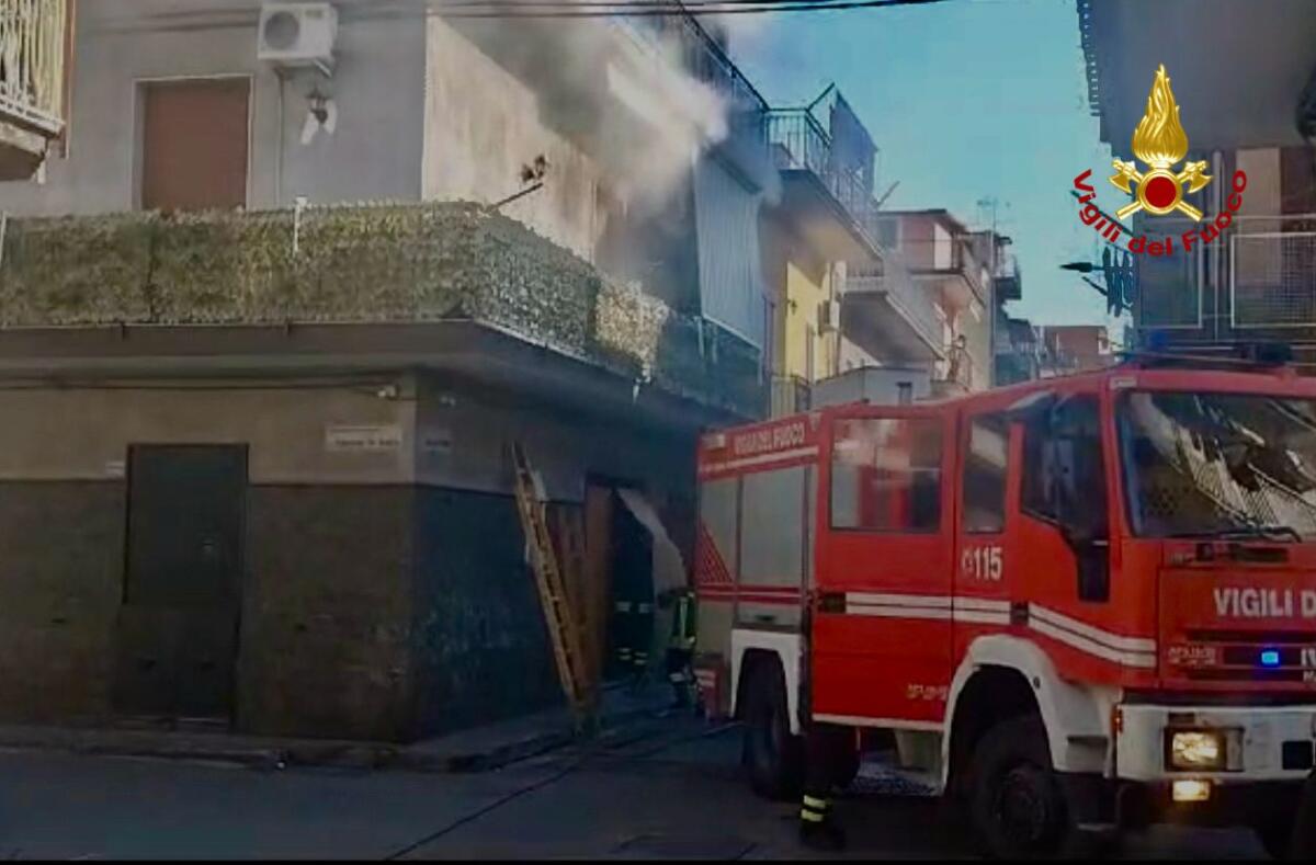 PATERNÒ.  INCENDIO IN UN APPARTAMENTO IN VIA DE AMICIS, FERITI NONNA E NIPOTE - 