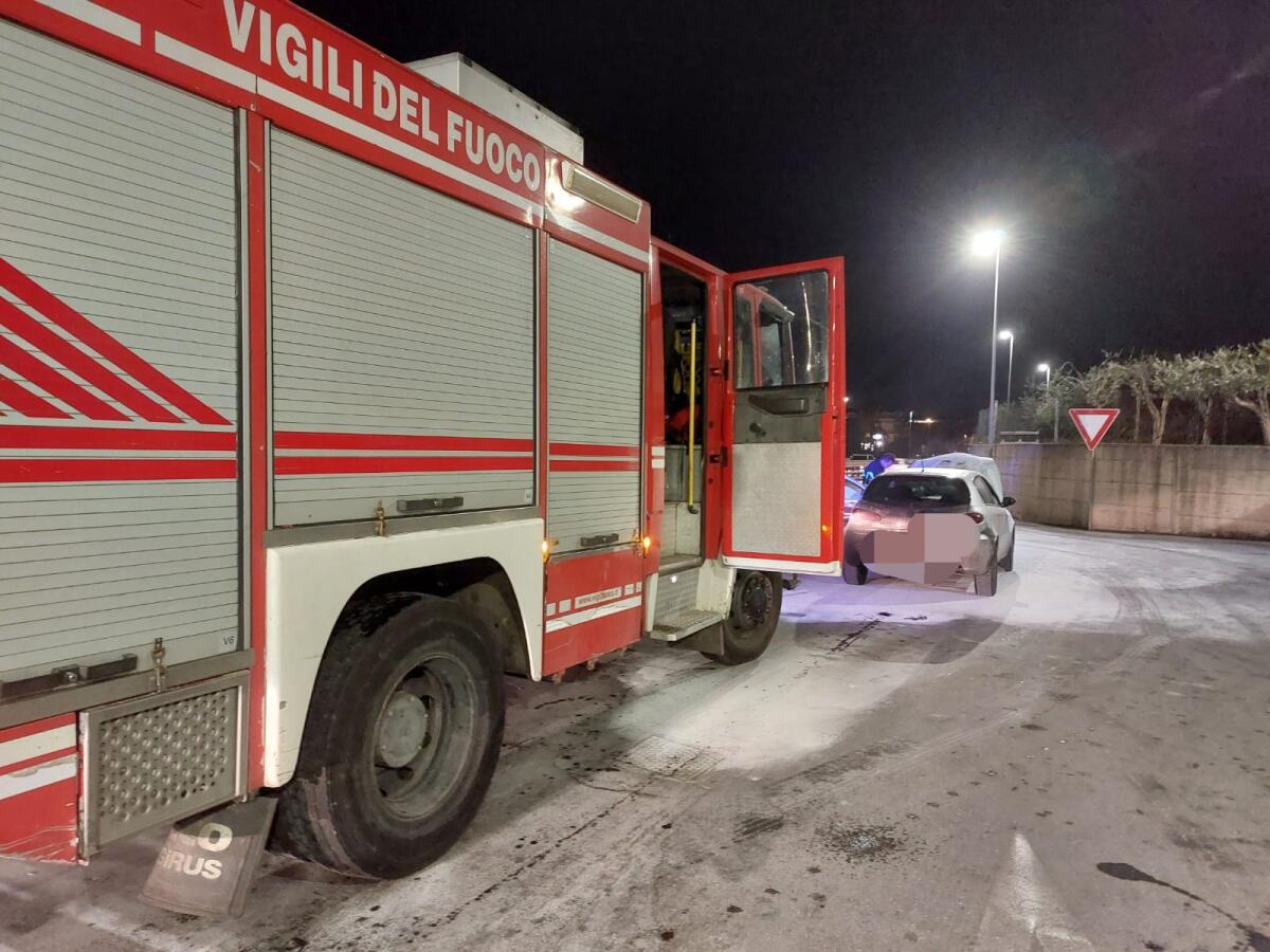 AUTO IN FIAMME SULLA SS121IN DIREZIONE CATANIA - 