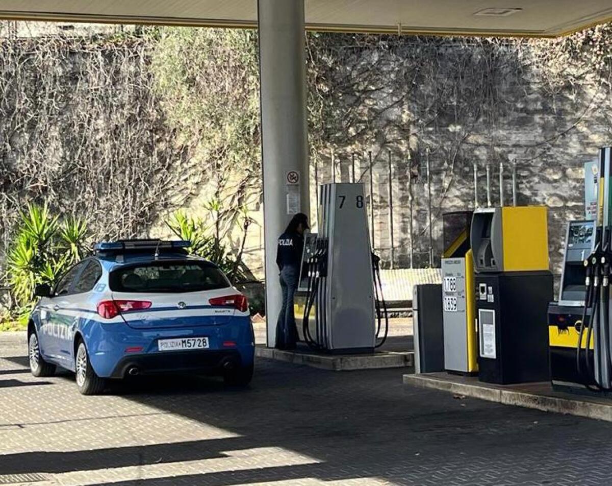 CATANIA. SI VERSA DELLA BENZINA ADDOSSO MINACCIANDO DI DARSI FUOCO: SALVATO DALLA POLIZIA - 