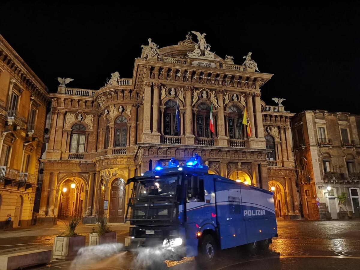INCENDIO SULLA SS121 CATANIA-BELPASSO, INTERVENTO DEL REPARTO MOBILE DELLA POLIZIA DI STATO - 
