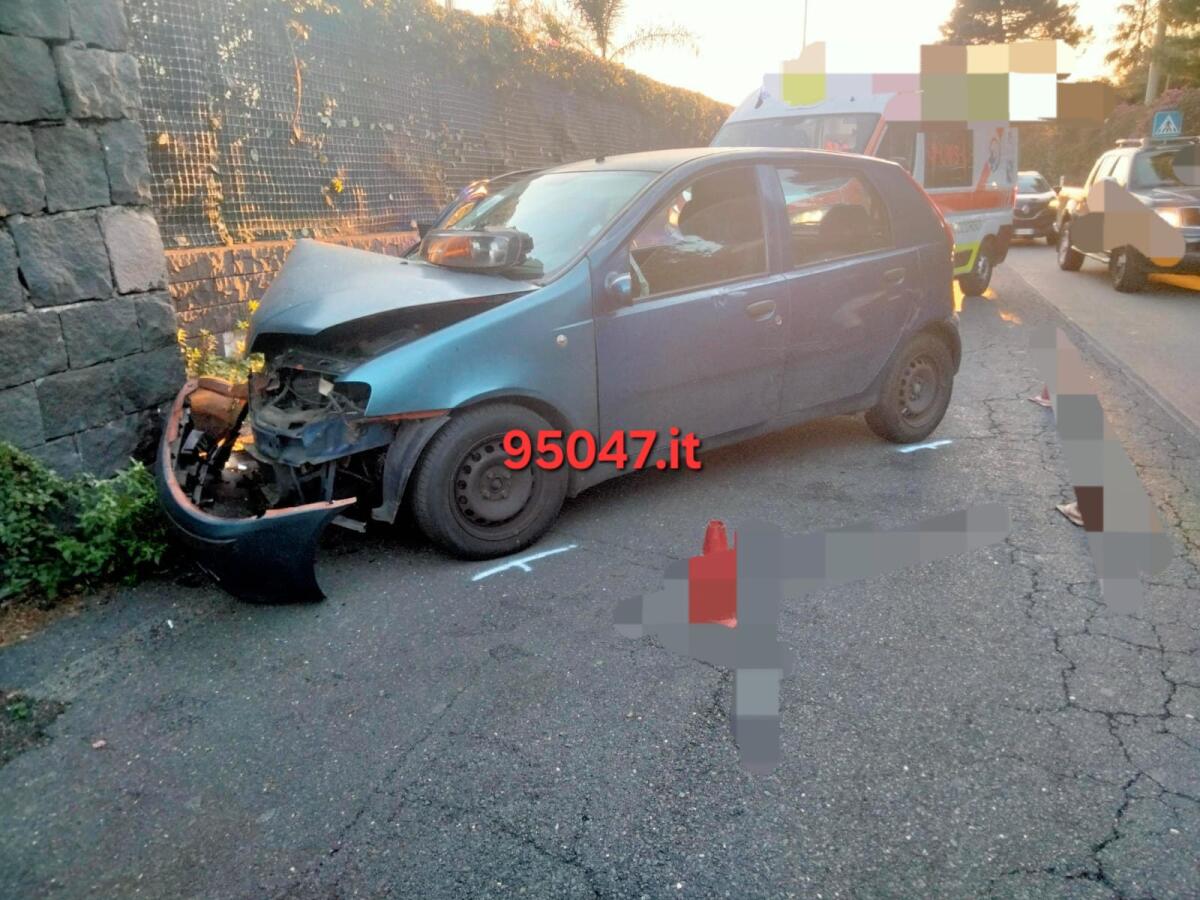 SAN GREGORIO. PERDE IL CONTROLLO DELL'AUTO E FINISCE CONTRO UN MURO: QUATTRO PERSONE FERITE - 