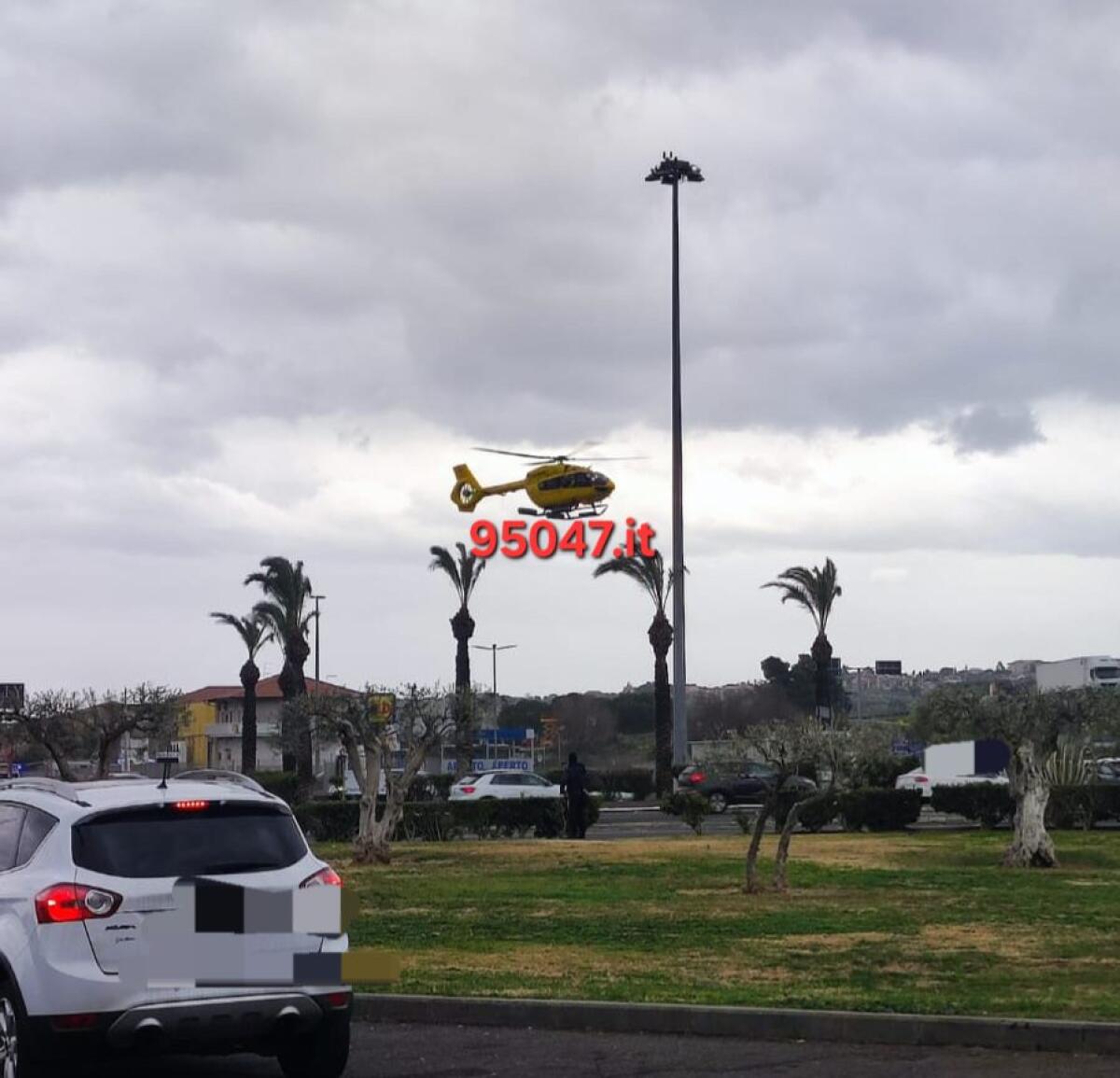 GRAVISSIMO INCIDENTE NEI PRESSI DEL CENTRO COMMERCIALE,  ELISOCCORSO SUL POSTO - 
