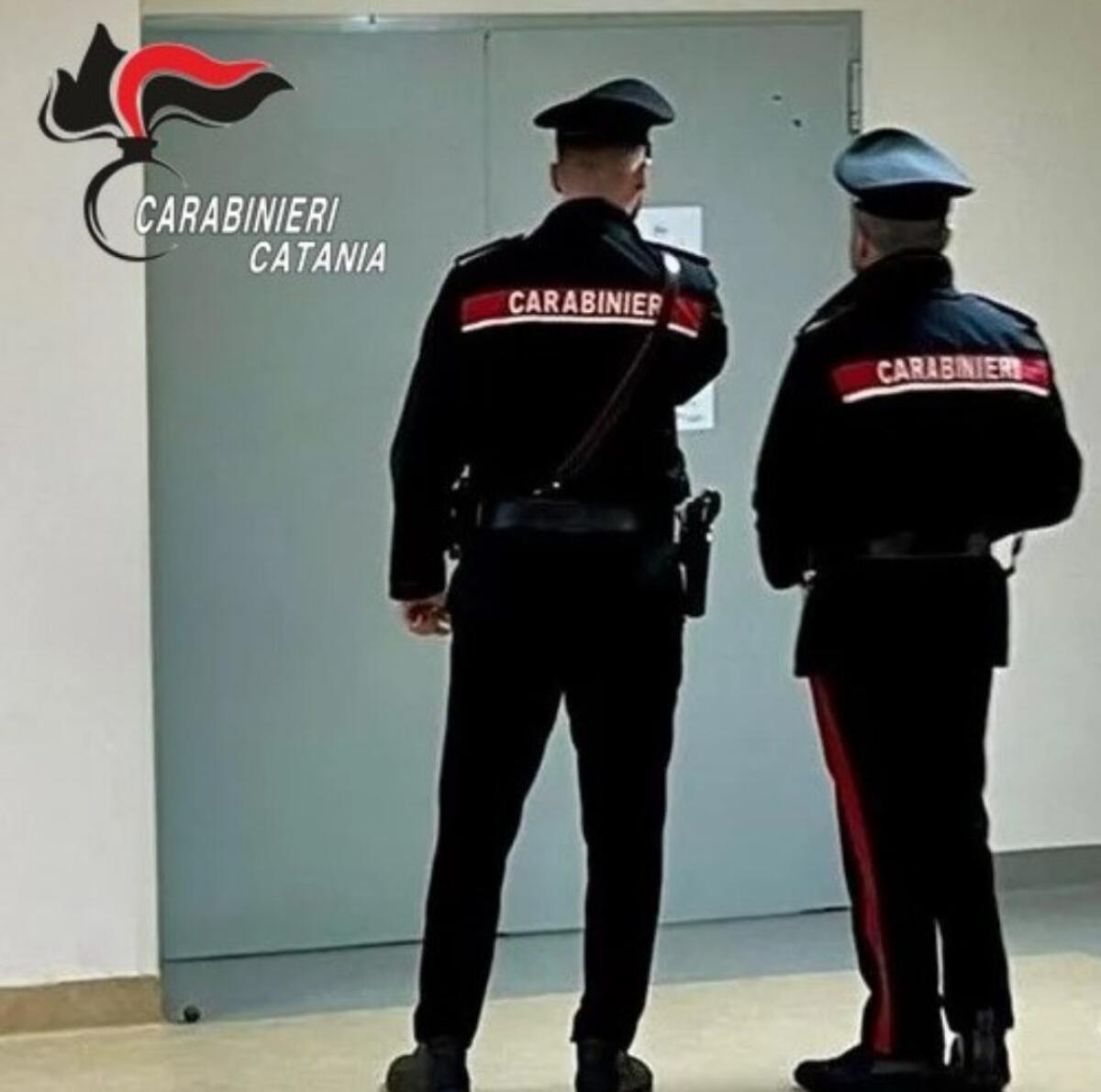 CATANIA. AGGREDISCE UN CARABINIERI IN TRIBUNALE PER DIFENDERE IL FIGLIO CHE BUTTA UNA CARTA PER TERRA - 