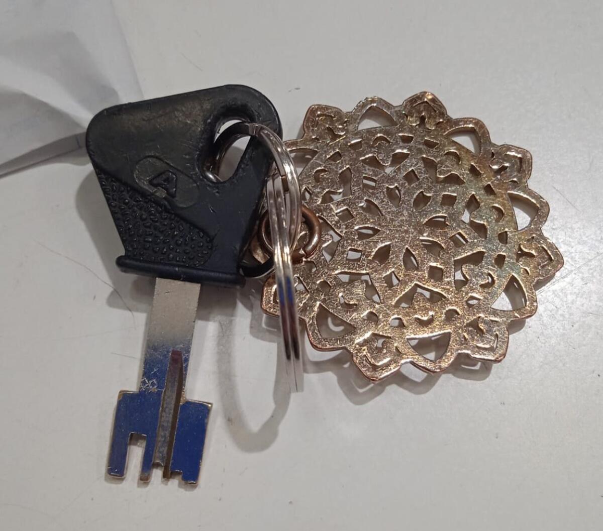 PATERNO. QUESTE CHIAVI RITROVATE IN VIA EMANUELE BELLIA - 