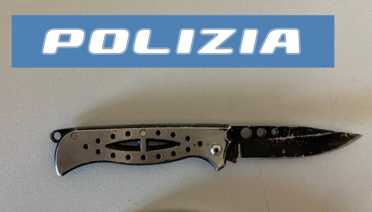 ADRANO. GUIDAVA SENZA PATENTE E CON UN COLTELLO IN AUTO, DENUNCIATO - 