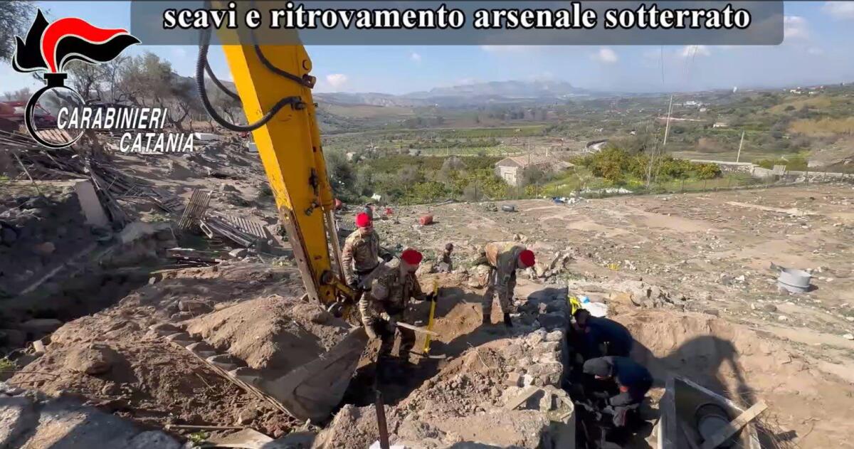 PATERNÒ. TROVATO  ARSENALE DI ARMI DA GUERRA SOTTOTERRA IN CONTRADA COSCIA DEL PONTE: «ARMI MICIDIALI» - 