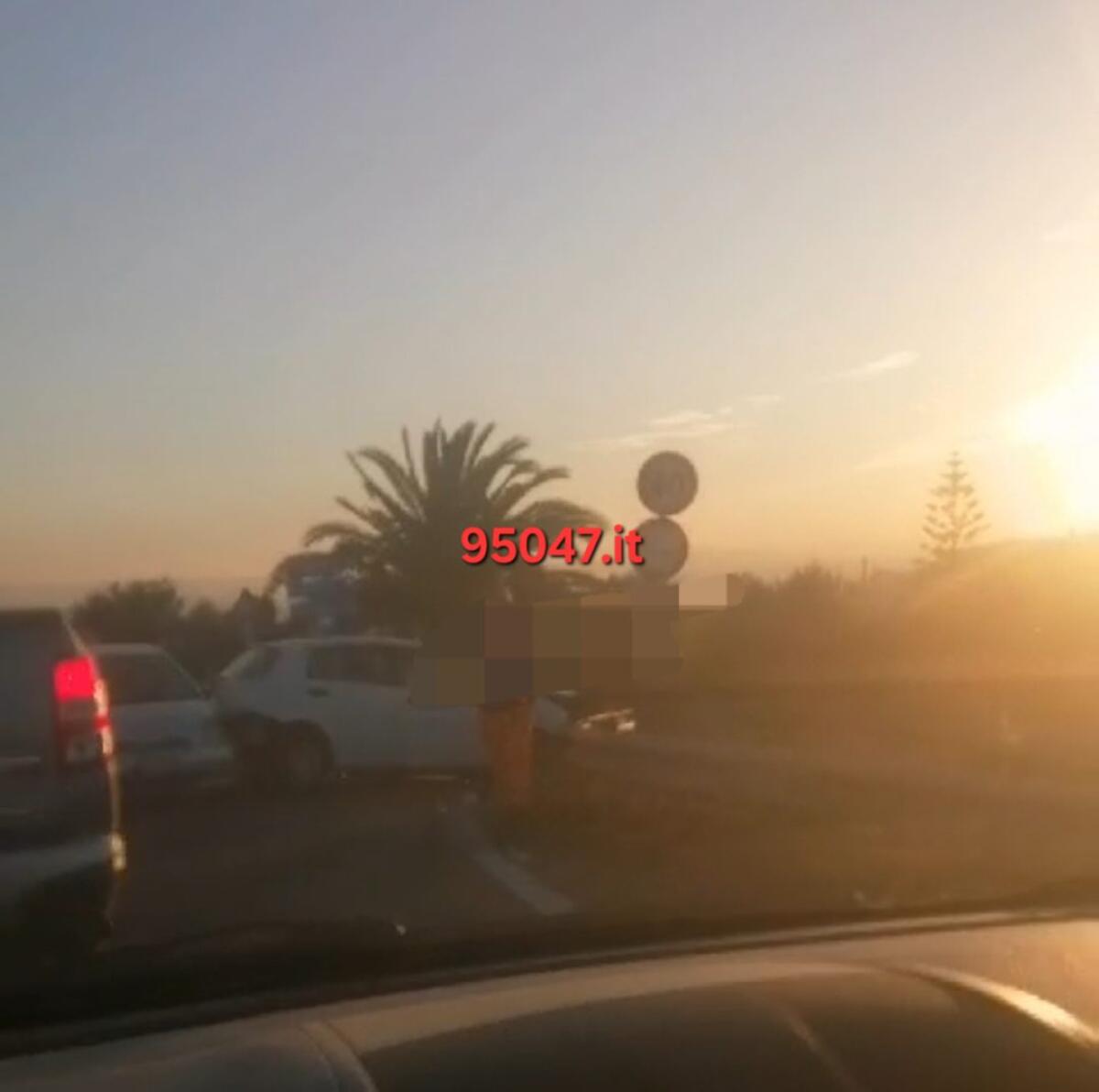 INCIDENTE SULLA SS284: DUE AUTOVETTURE COINVOLTE VICINO ALLO SVINCOLO PATERNÒ RAGALNA - 