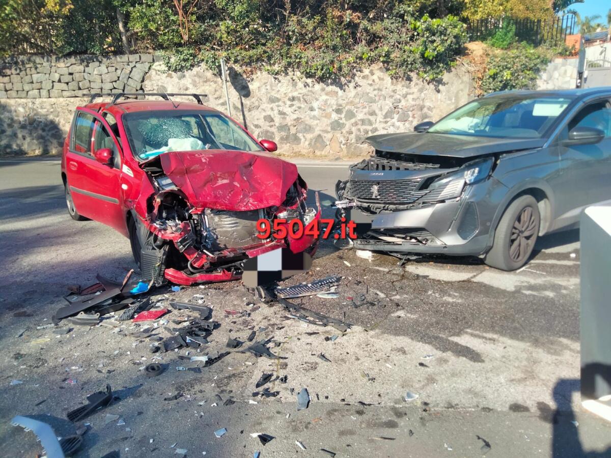 ACICATENA. SCONTRO TRA DUE VEICOLI , QUATTRO FERITI - 