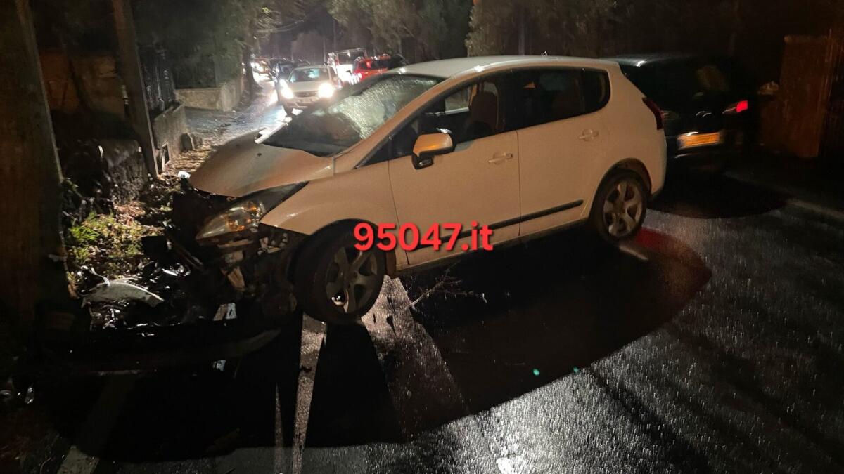 PEDARA. AUTO CONTRO ALBERO, FERITO CONDUCENTE - 