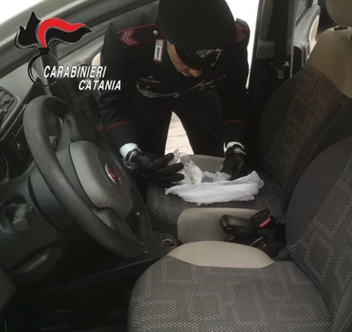 ACI SANT’ANTONIO . BECCATO MENTRE ATTENDEVA I CLIENTI: PUSHER ARRESTATO DAI CARABINIERI - 