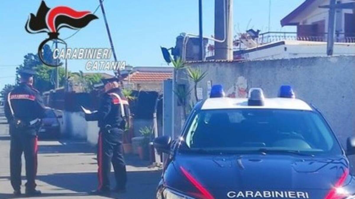 CATANIA: SVALIGIANO CASA PORTANDO VIA ANCHE FORMAGGIO E OLIO IN DUE AI DOMICILIARI CON BRACCIALETTO ELETTRONICO - 