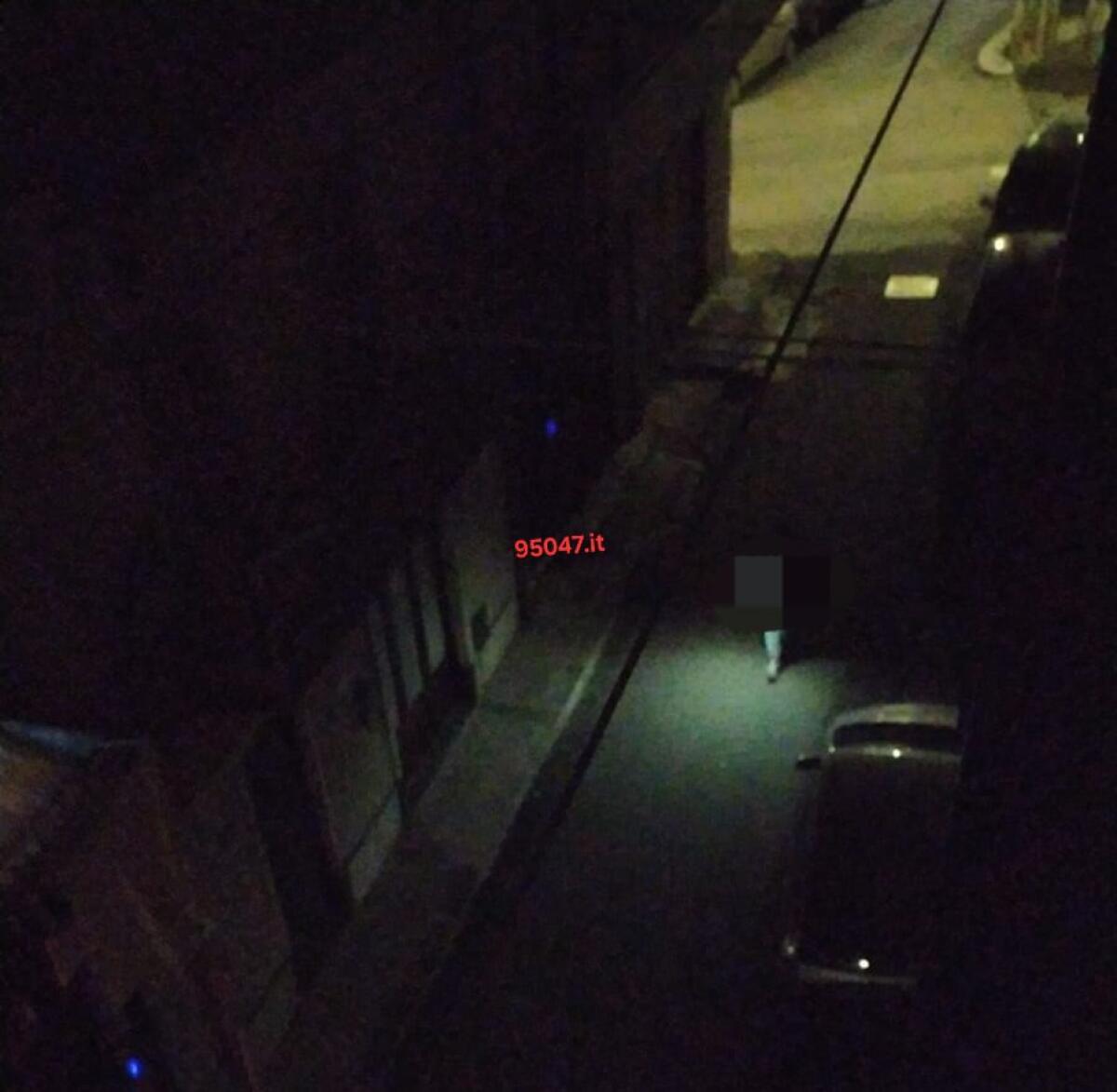 PATERNÒ. ILLUMINAZIONE PUBBLICA ASSENTE IN VIA BERGAMO E DINTORNI: "COSTRETTI A USARE I CELLULARI COME TORCE" - 